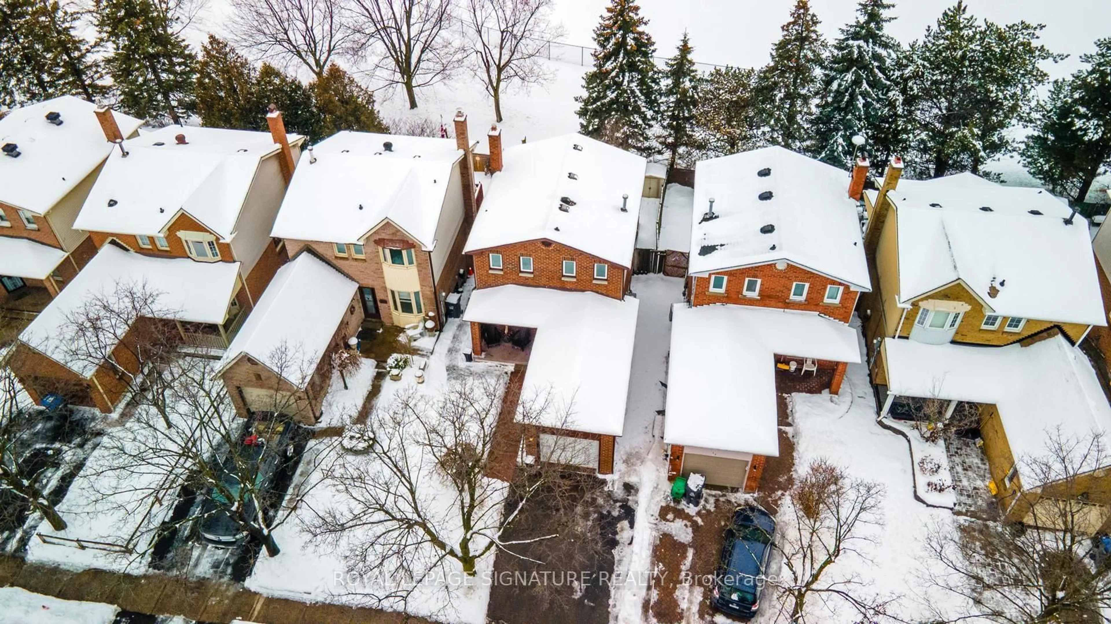 A pic from outside/outdoor area/front of a property/back of a property/a pic from drone, city buildings view from balcony for 36 Rawling Cres, Brampton Ontario L6Z 1N8
