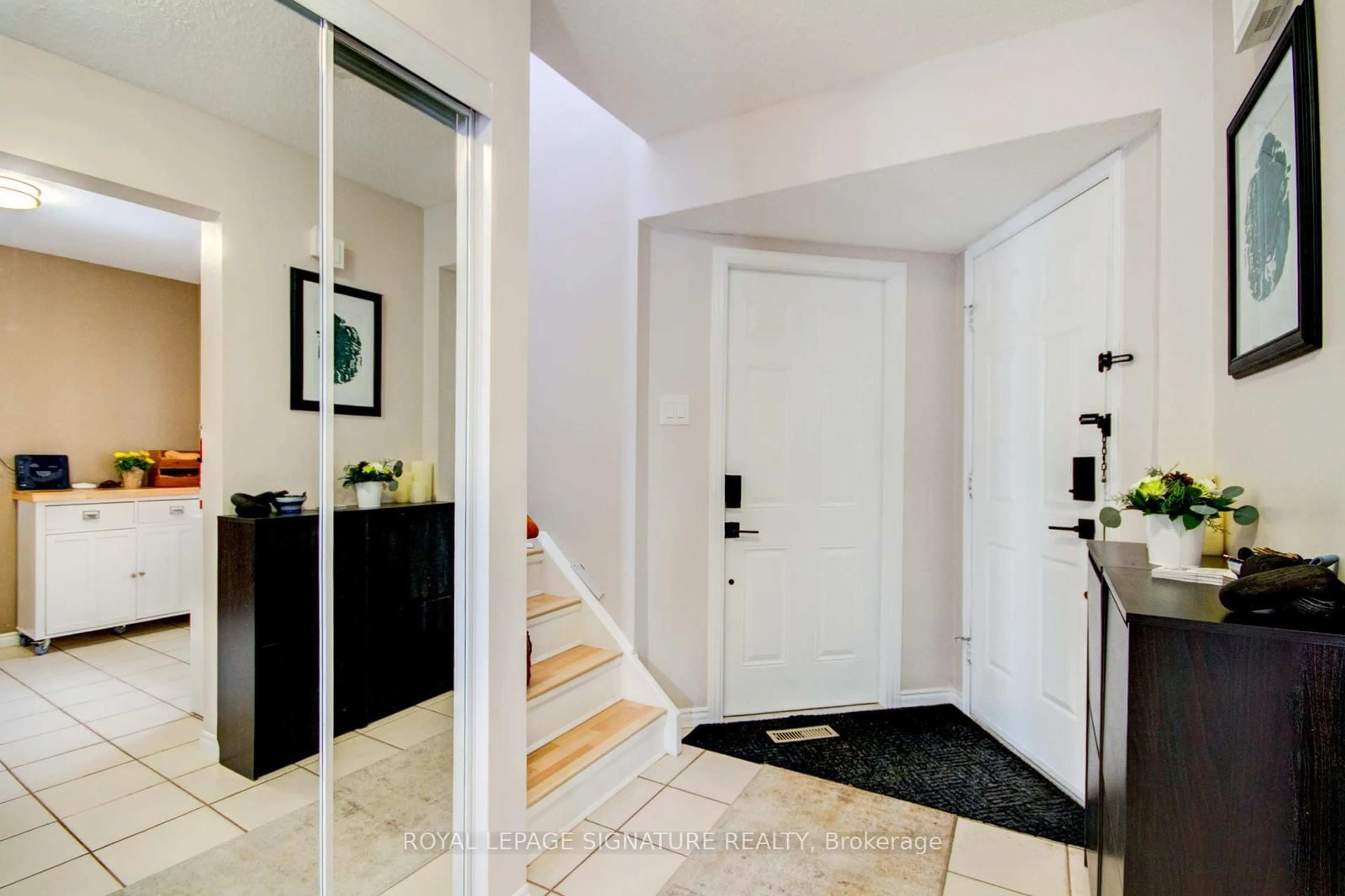 Indoor entryway for 36 Rawling Cres, Brampton Ontario L6Z 1N8