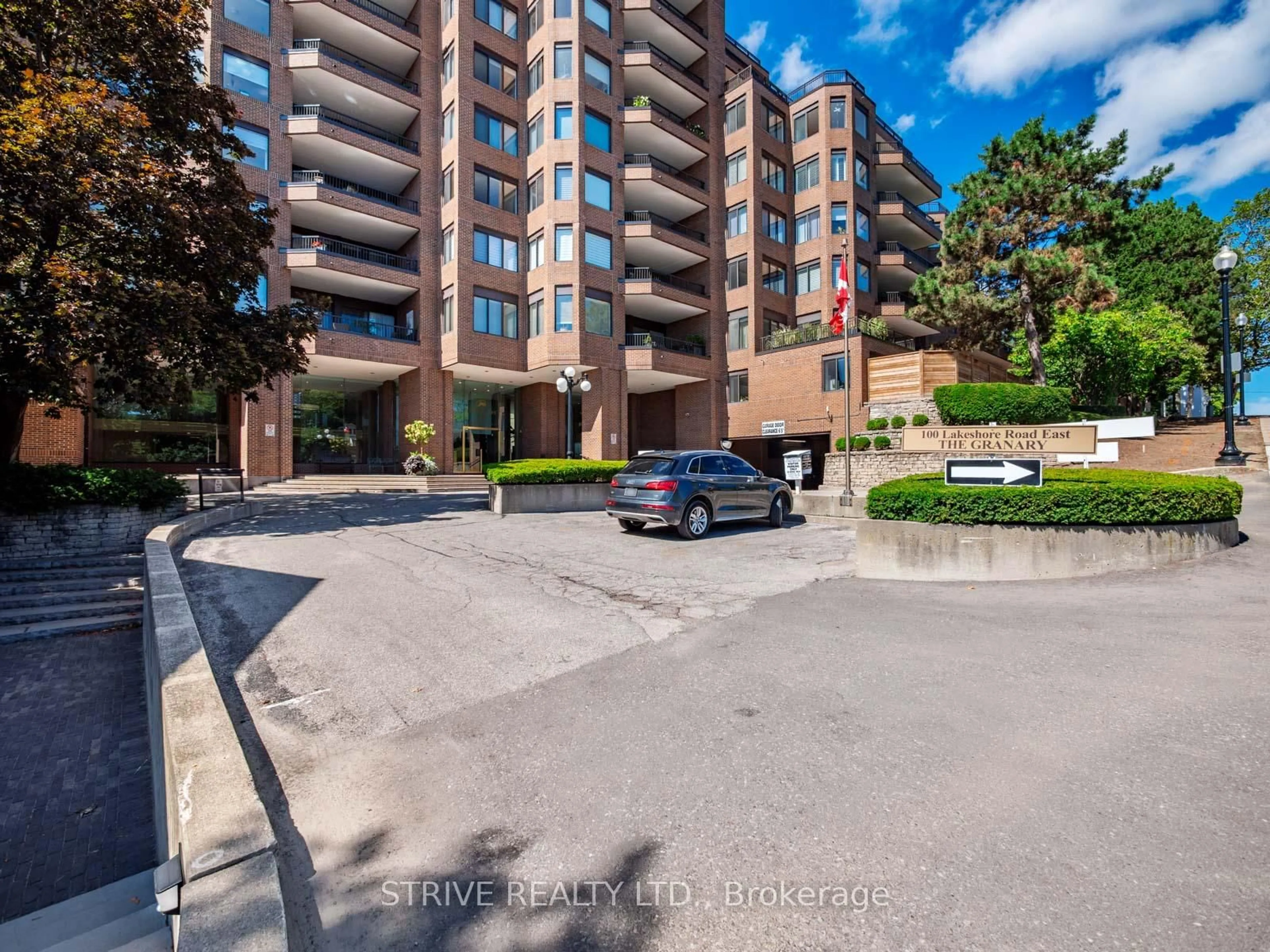 A pic from outside/outdoor area/front of a property/back of a property/a pic from drone, street for 100 Lakeshore Rd #610, Oakville Ontario L6J 6M9