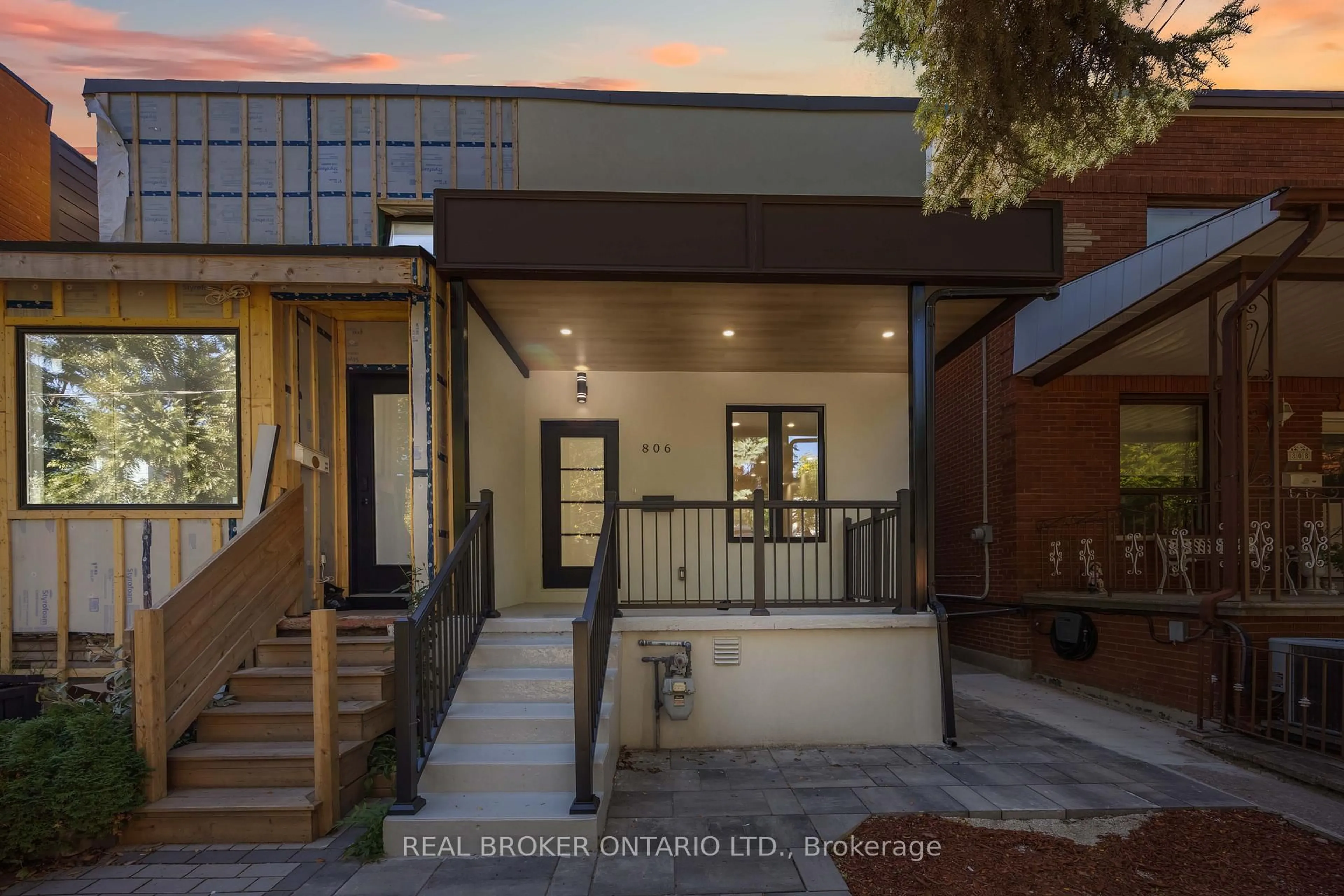 Indoor entryway for 806 Gladstone Ave, Toronto Ontario M6H 3J6