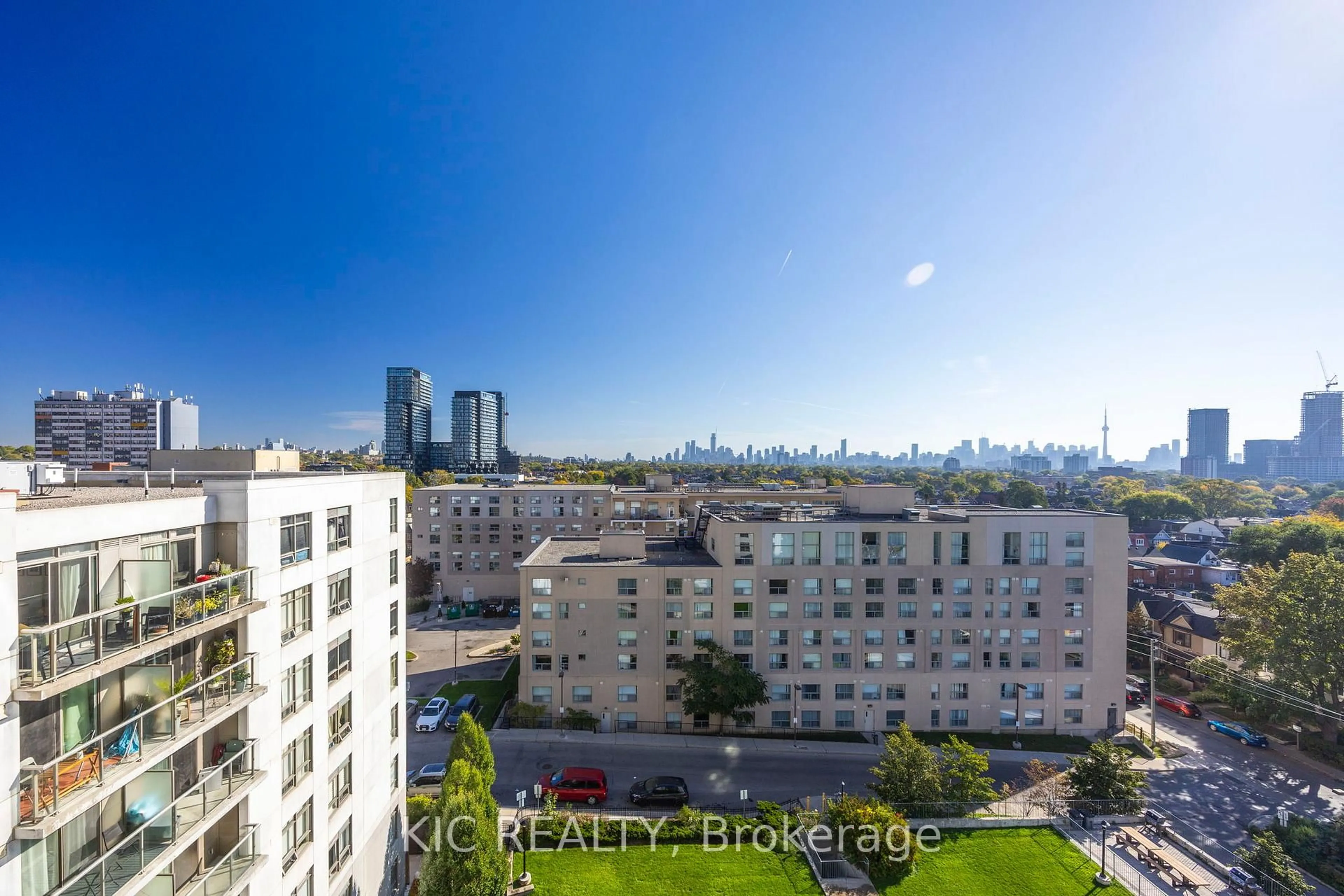 A pic from outside/outdoor area/front of a property/back of a property/a pic from drone, city buildings view from balcony for 812 Lansdowne Ave #901, Toronto Ontario M6H 4K5