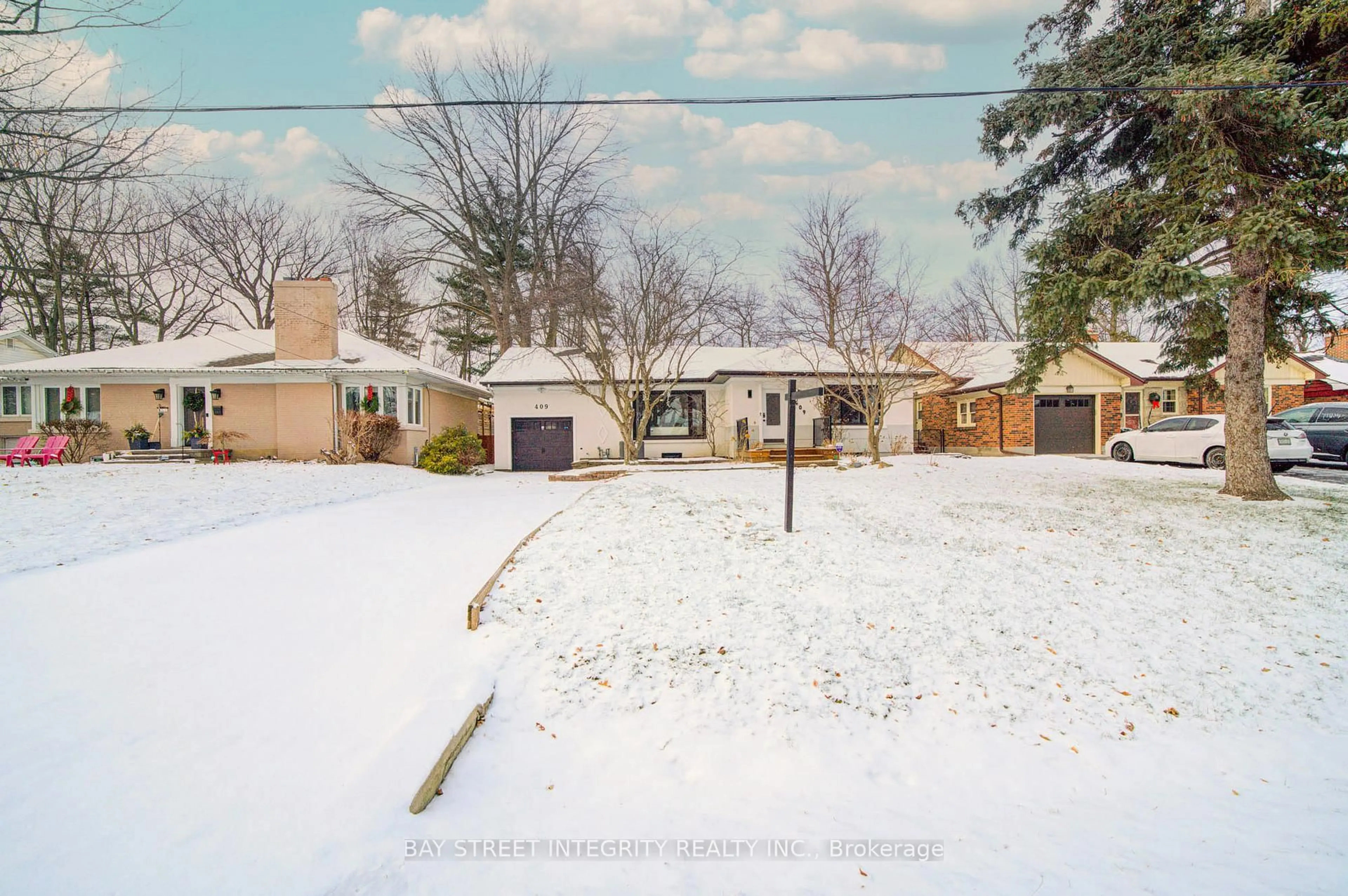 A pic from outside/outdoor area/front of a property/back of a property/a pic from drone, street for 409 River Side Dr, Oakville Ontario L6K 3N6