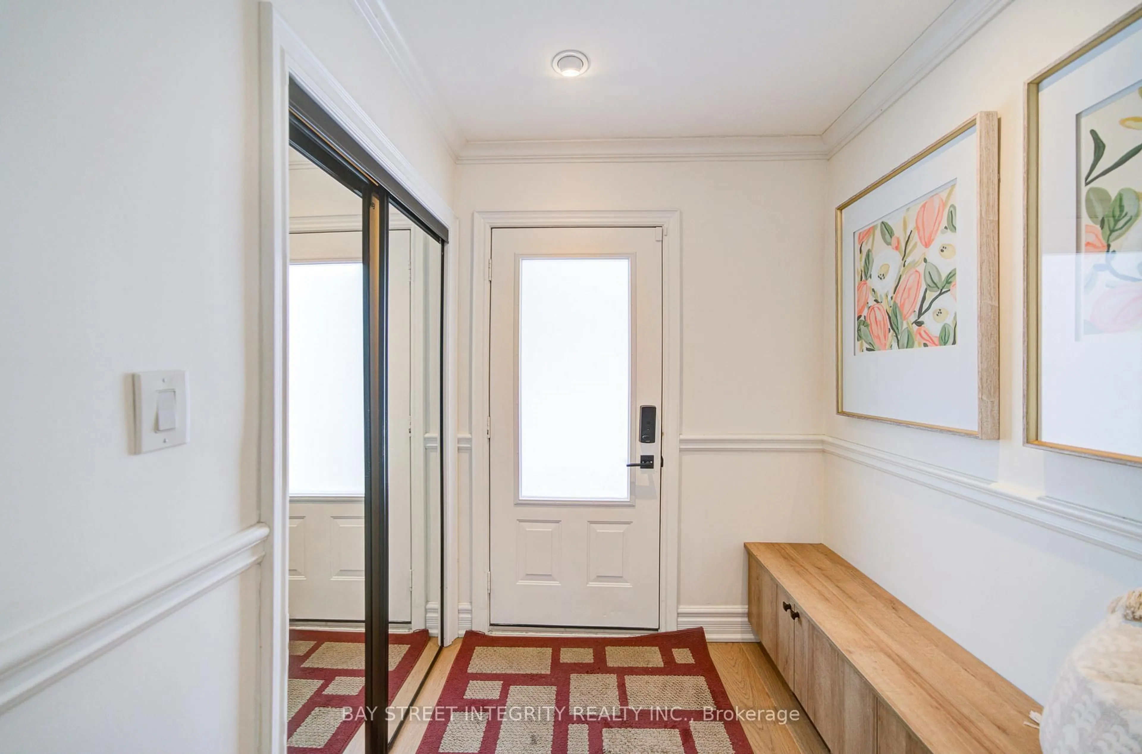 Indoor entryway for 409 River Side Dr, Oakville Ontario L6K 3N6