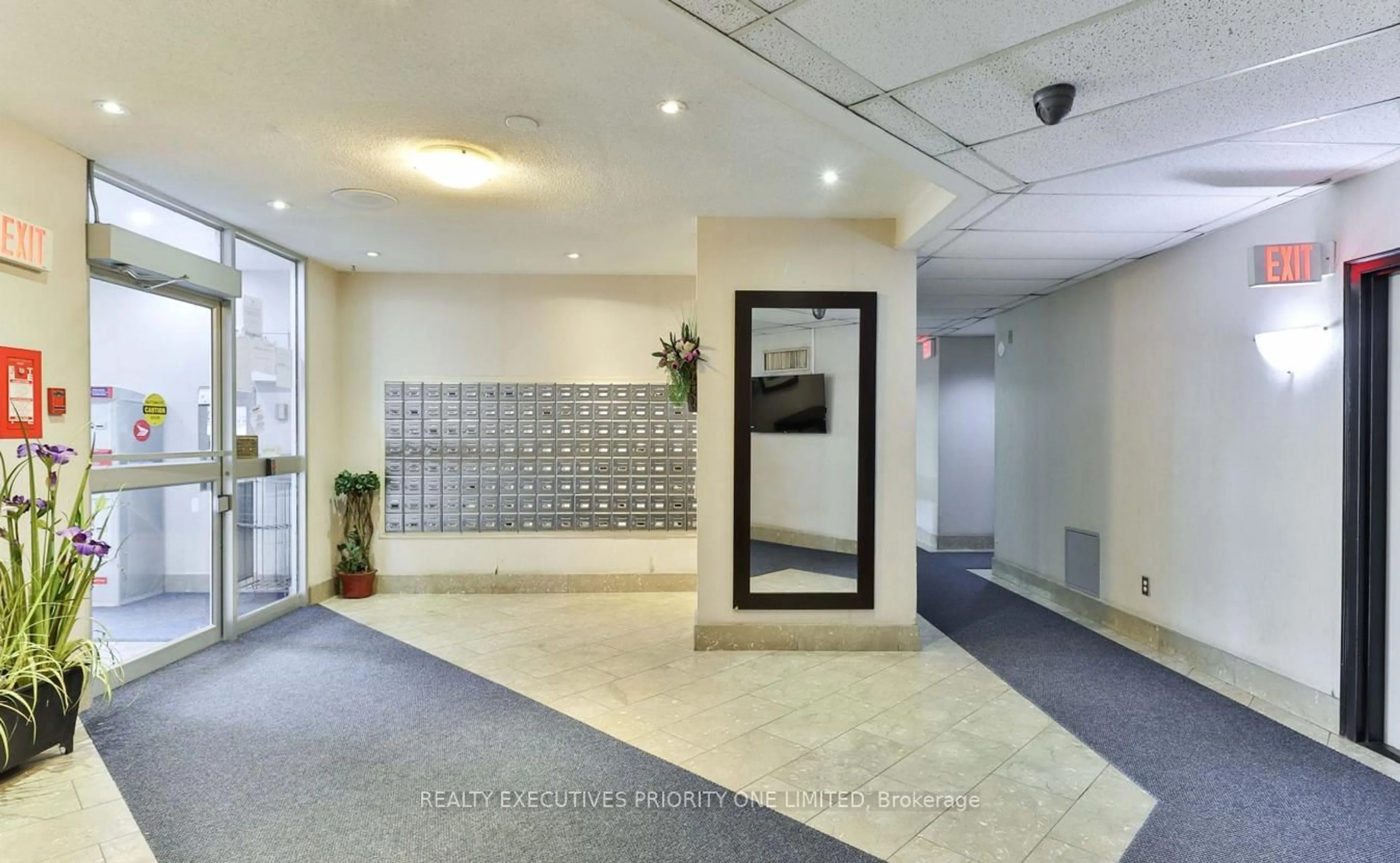 Indoor foyer for 3559 Eglinton Ave #1505, Toronto Ontario M6M 5C6
