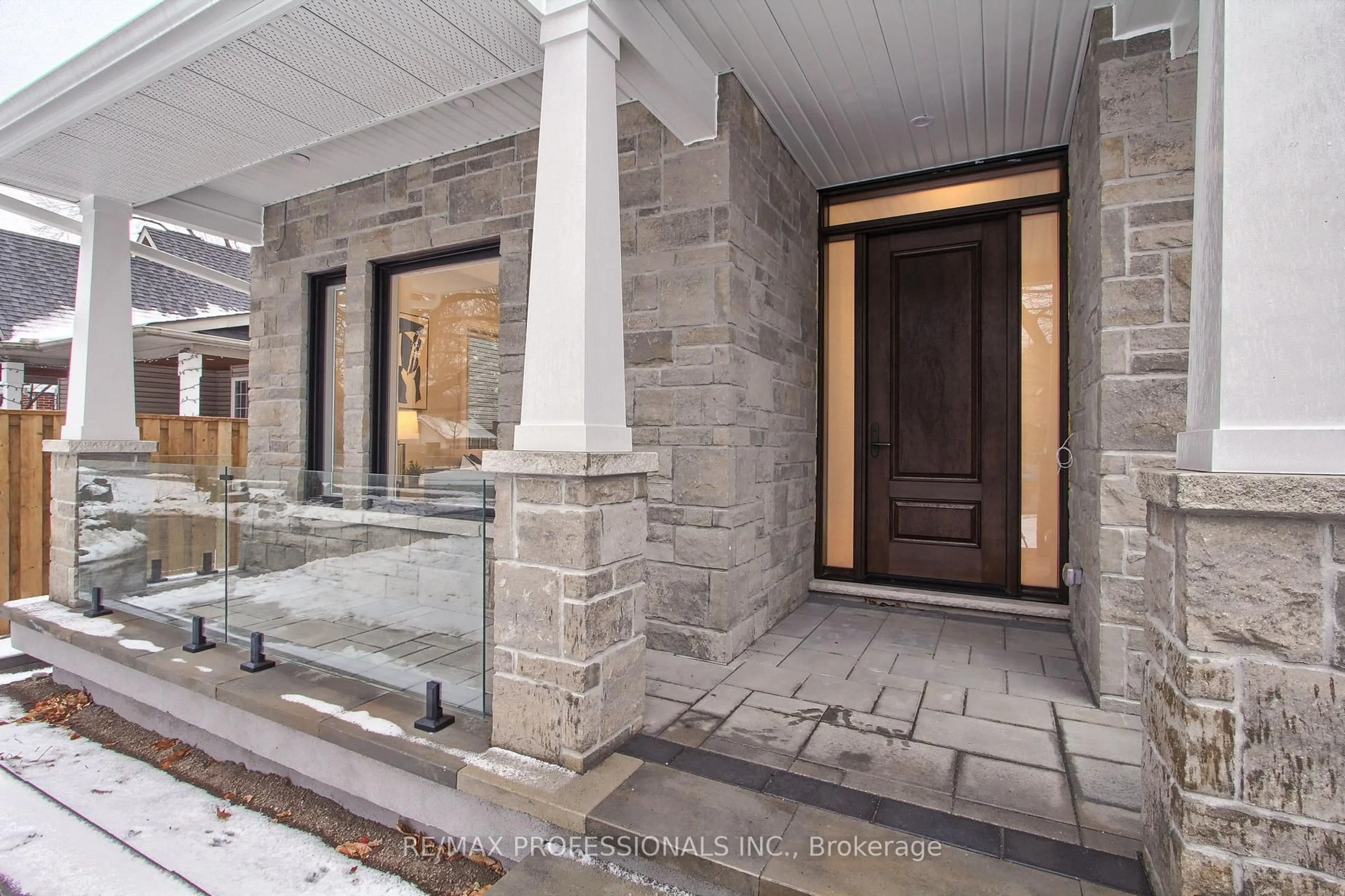 Indoor entryway for 432 Smith Ave, Burlington Ontario L7R 2V1