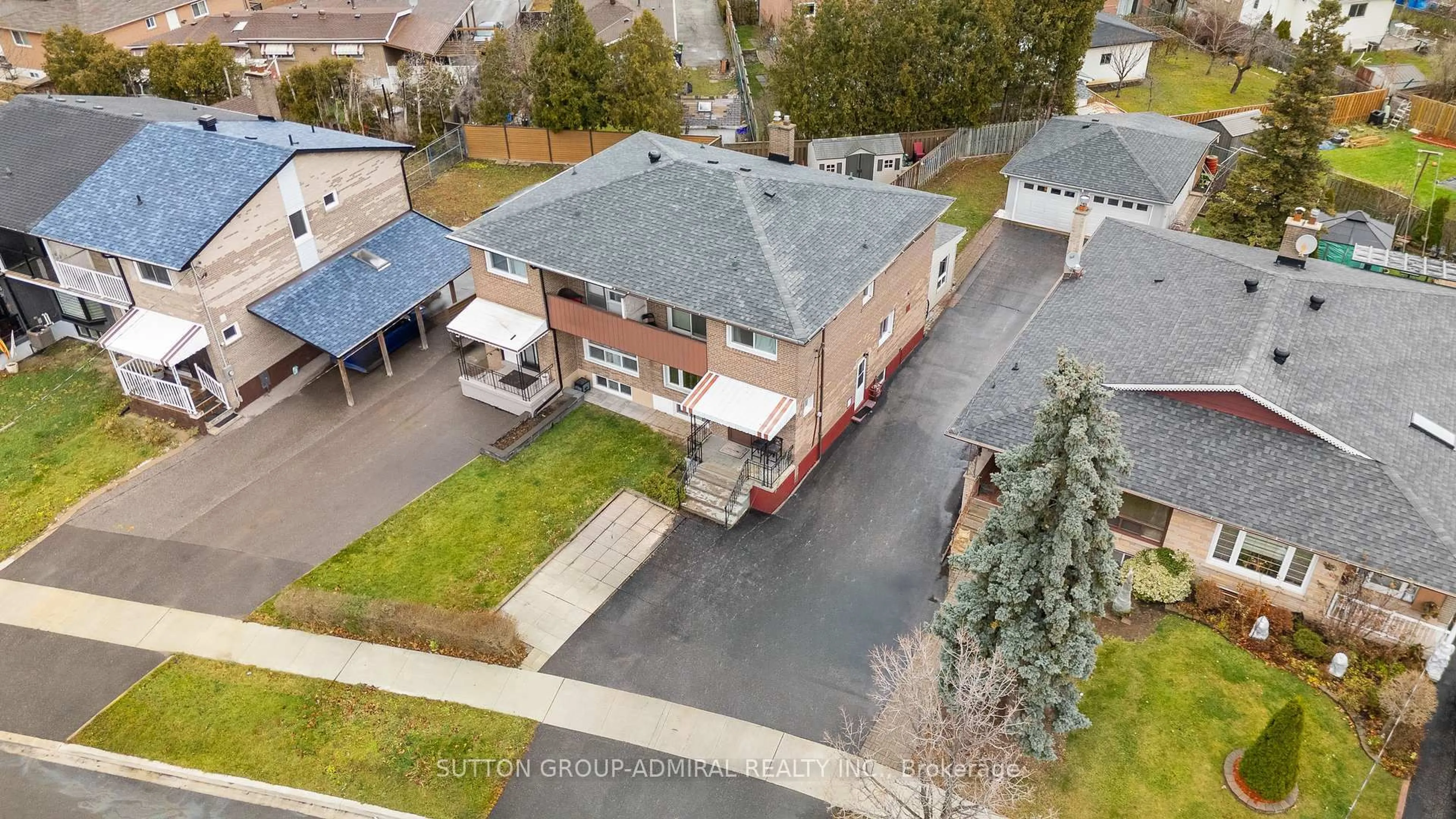 A pic from outside/outdoor area/front of a property/back of a property/a pic from drone, street for 68 Wheatsheaf Cres, Toronto Ontario M3N 1P6