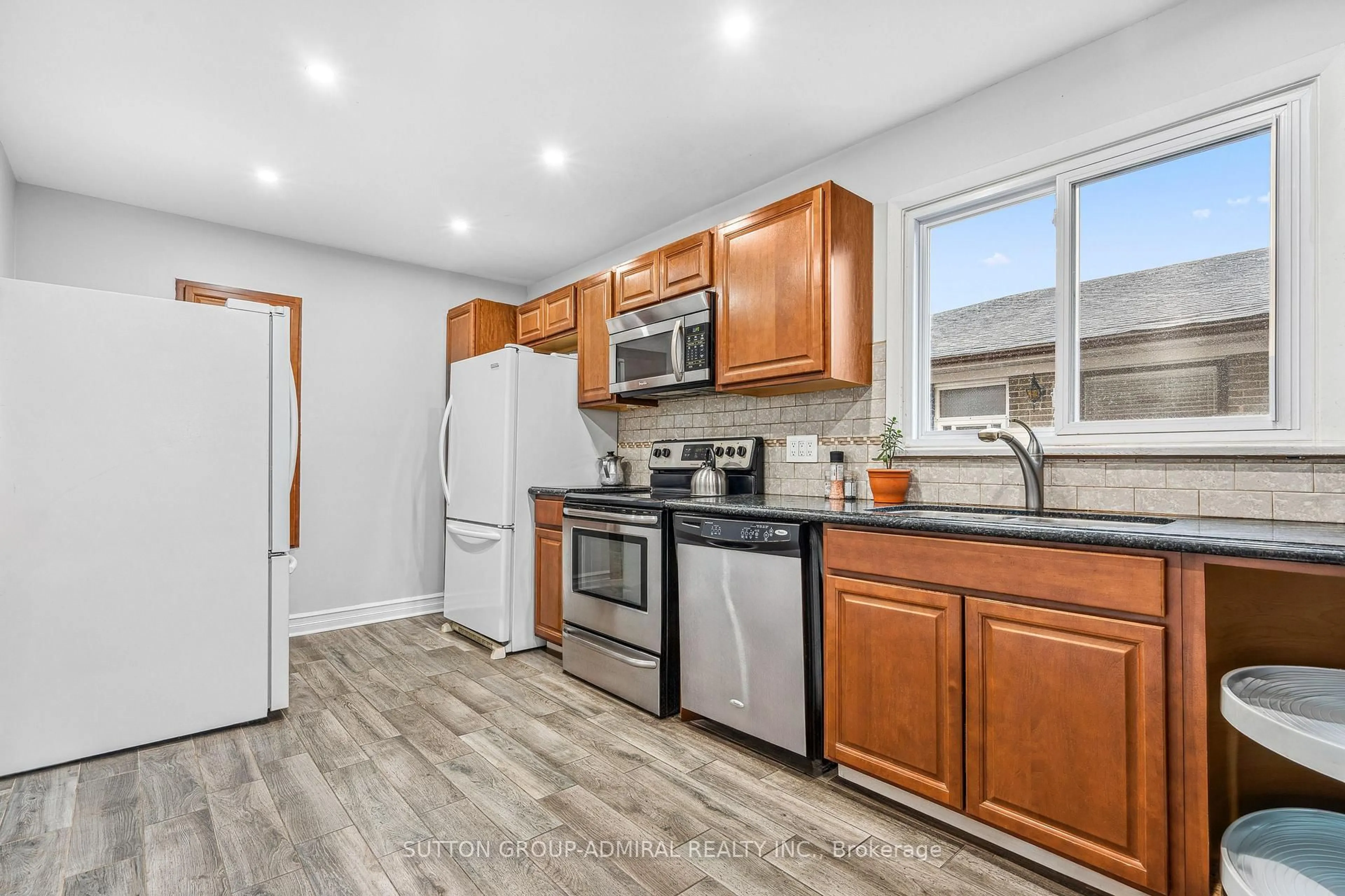 Open concept kitchen, unknown for 68 Wheatsheaf Cres, Toronto Ontario M3N 1P6