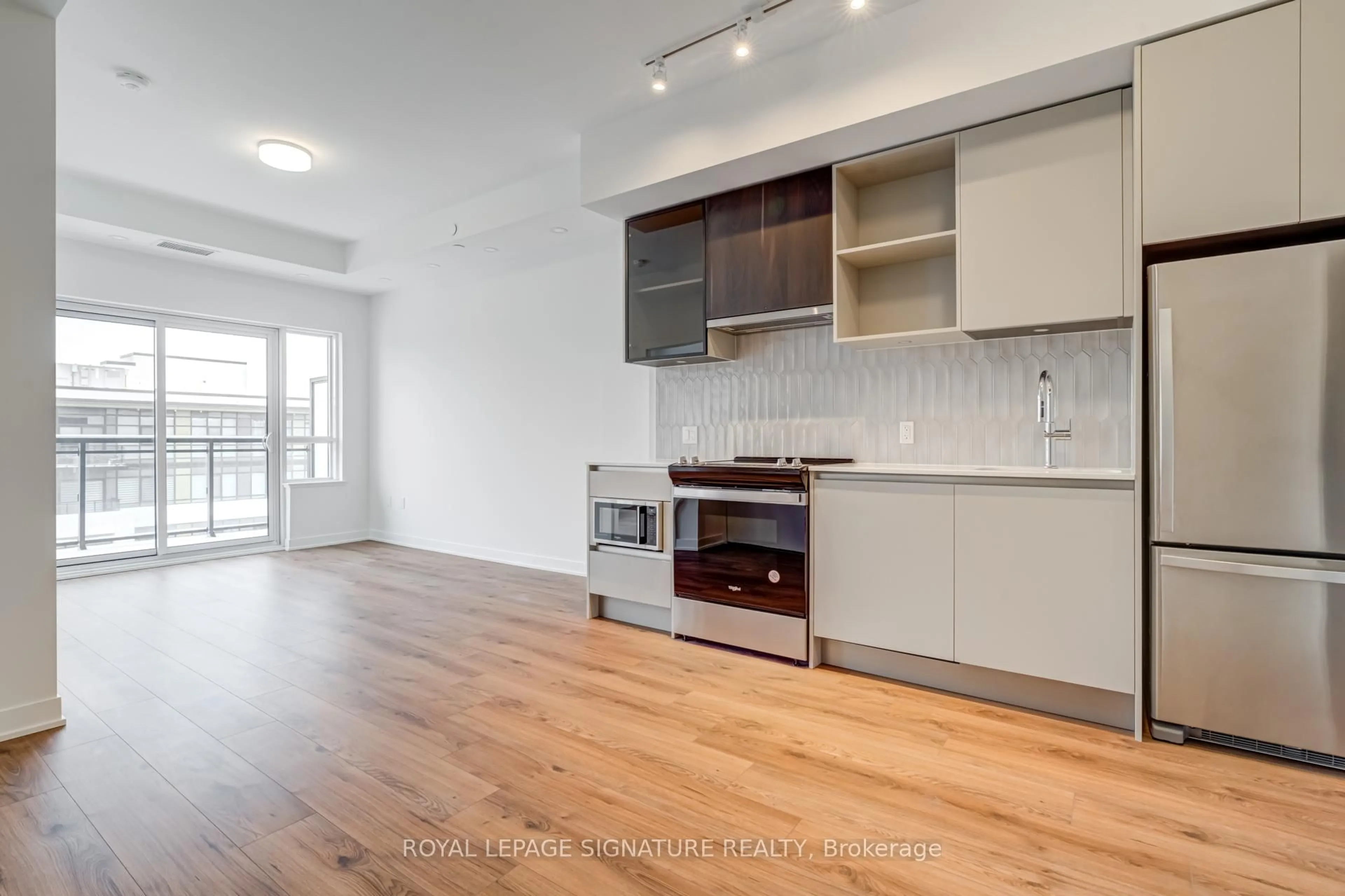 Open concept kitchen, wood/laminate floor for 395 Dundas St #PH20, Oakville Ontario L6M 5R8