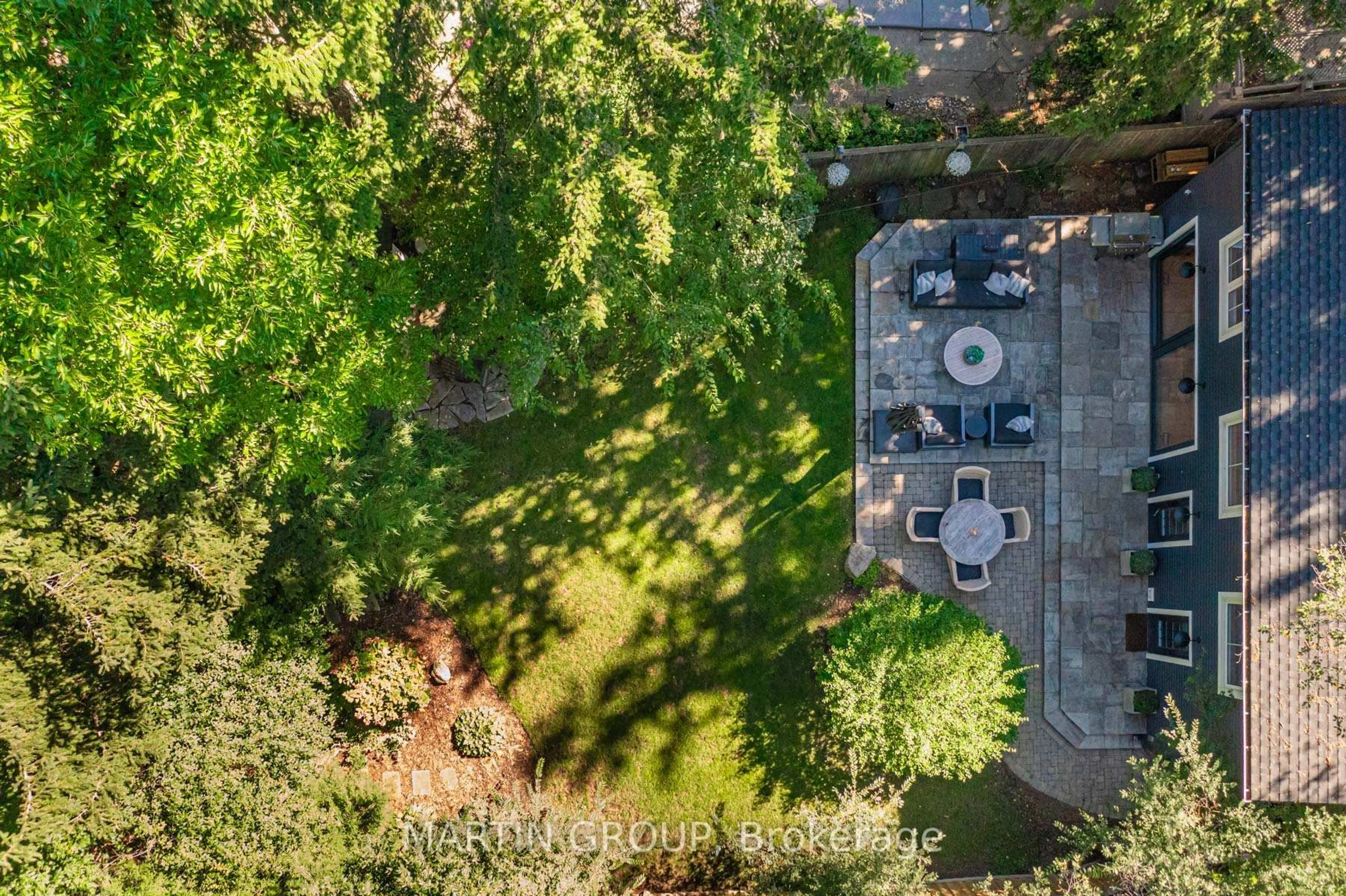 A pic from outside/outdoor area/front of a property/back of a property/a pic from drone, forest/trees view for 297 Watson Ave, Oakville Ontario L6J 3V3