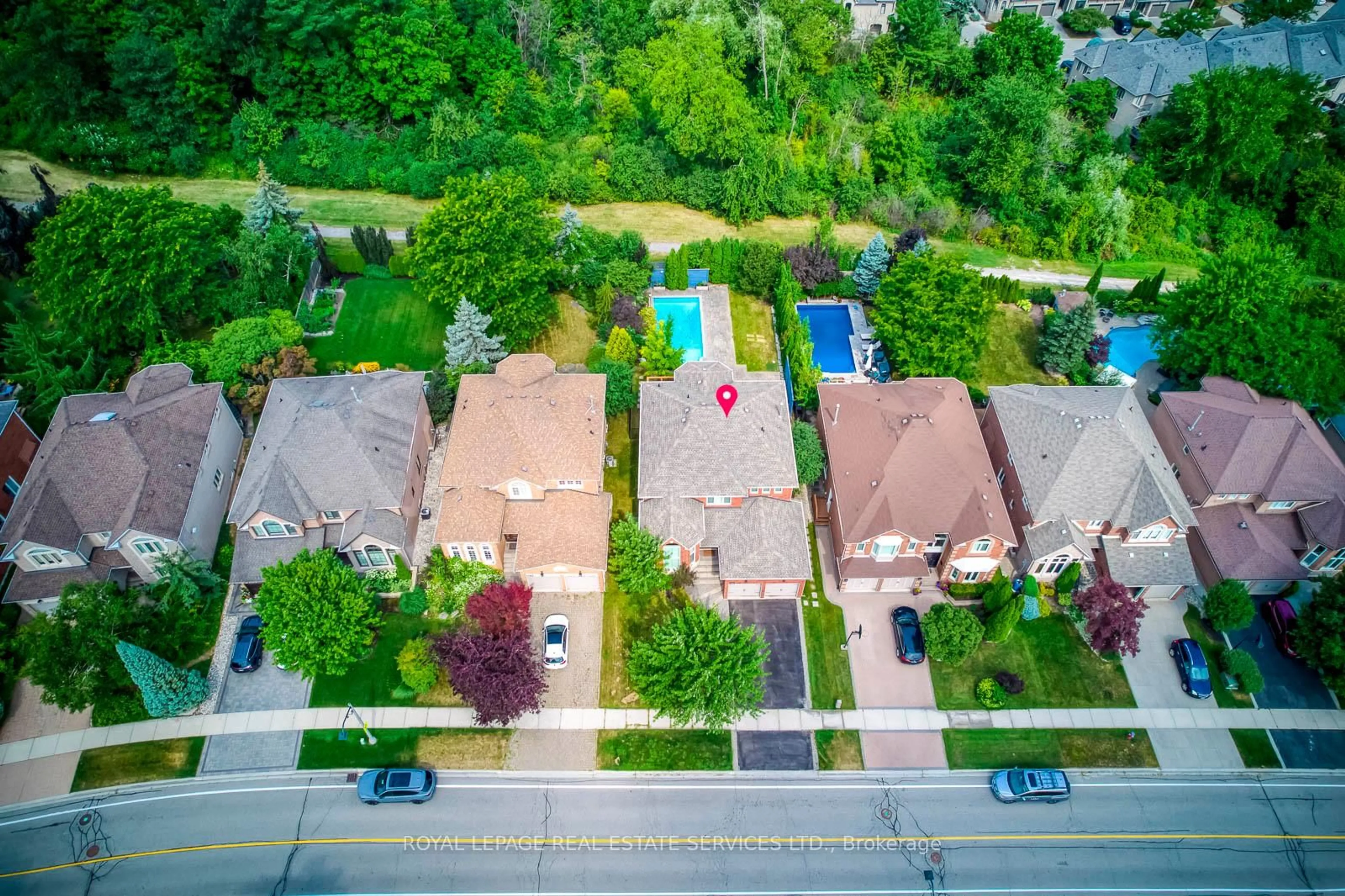 A pic from outside/outdoor area/front of a property/back of a property/a pic from drone, street for 1387 Bayshire Dr, Oakville Ontario L6H 6E7