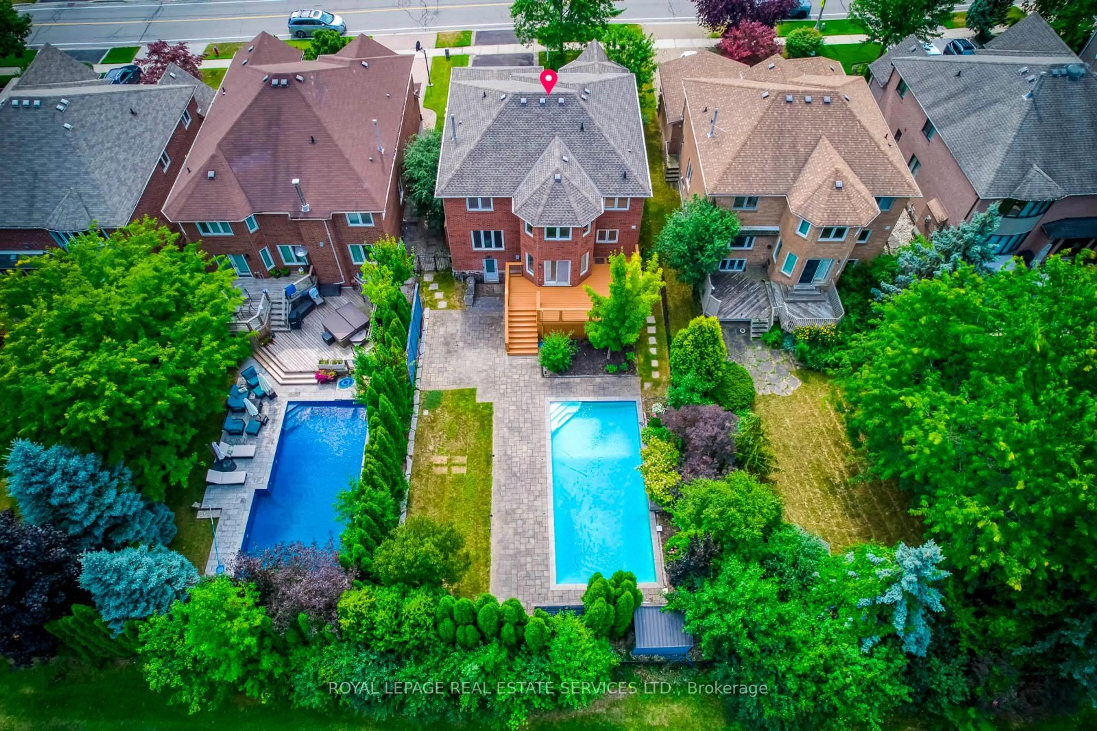 A pic from outside/outdoor area/front of a property/back of a property/a pic from drone, street for 1387 Bayshire Dr, Oakville Ontario L6H 6E7