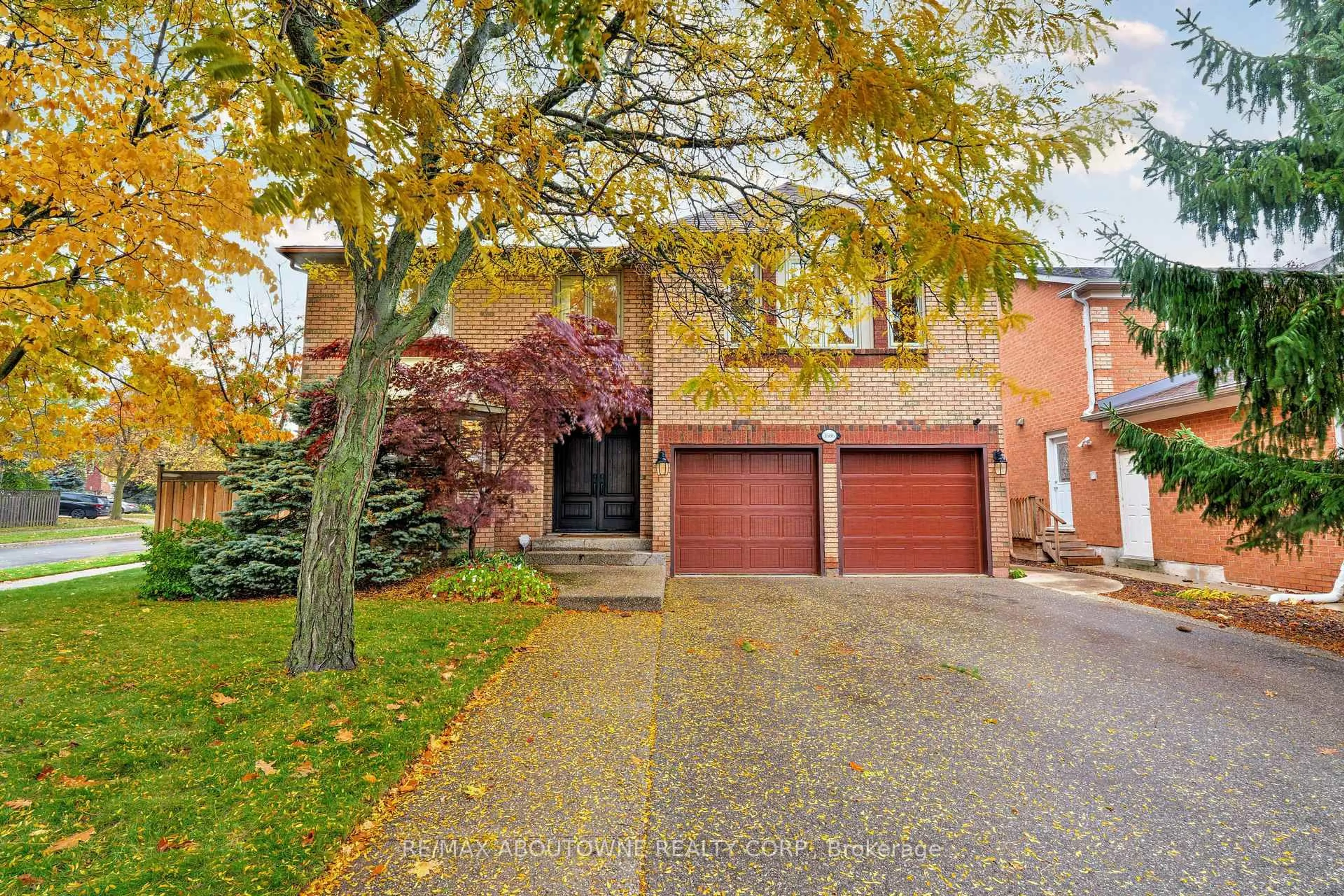Home with brick exterior material, street for 1586 Heritage Way, Oakville Ontario L6M 2Z5