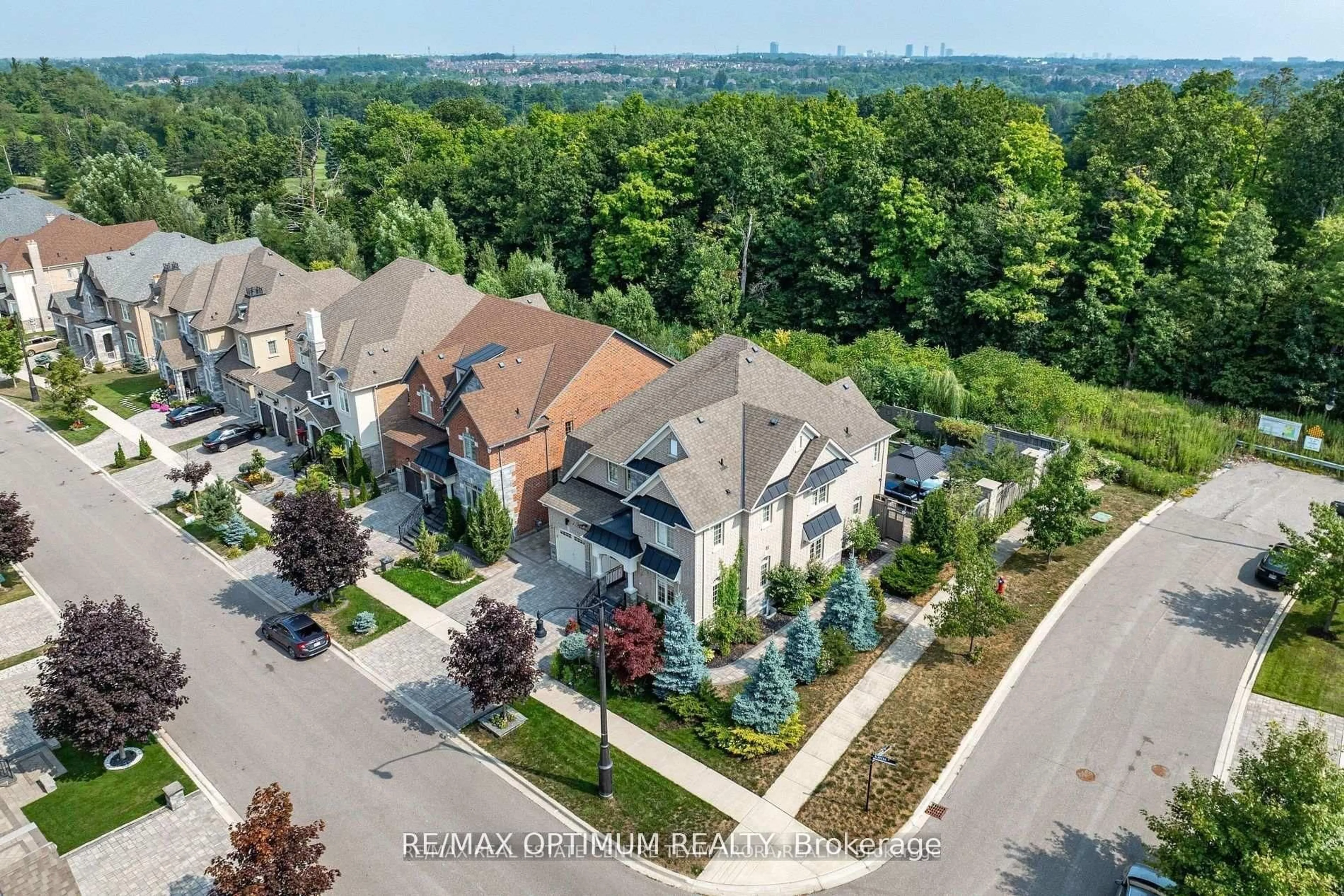 A pic from outside/outdoor area/front of a property/back of a property/a pic from drone, street for 1 Alameda St, Brampton Ontario L6Y 2Y6