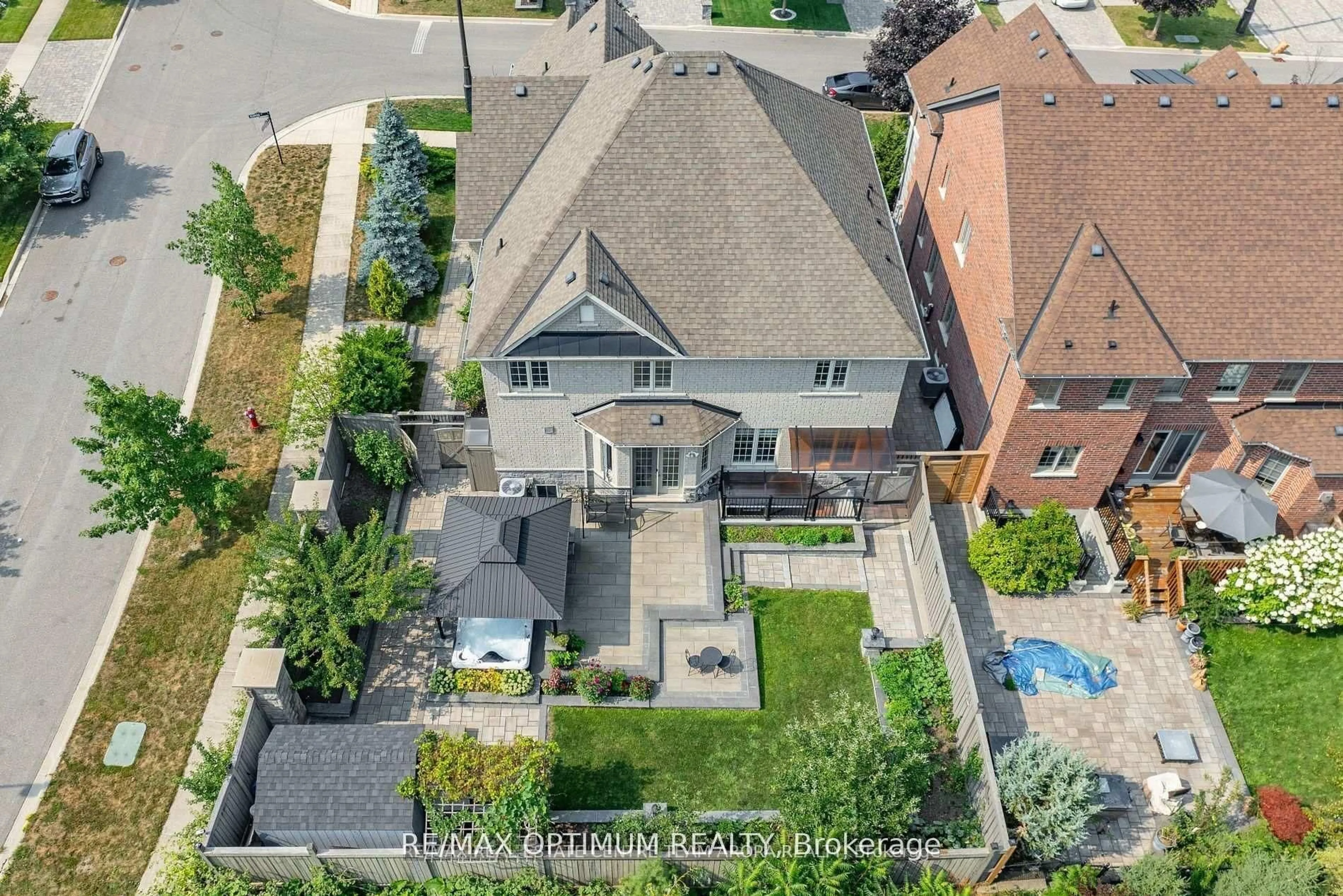 A pic from outside/outdoor area/front of a property/back of a property/a pic from drone, street for 1 Alameda St, Brampton Ontario L6Y 2Y6