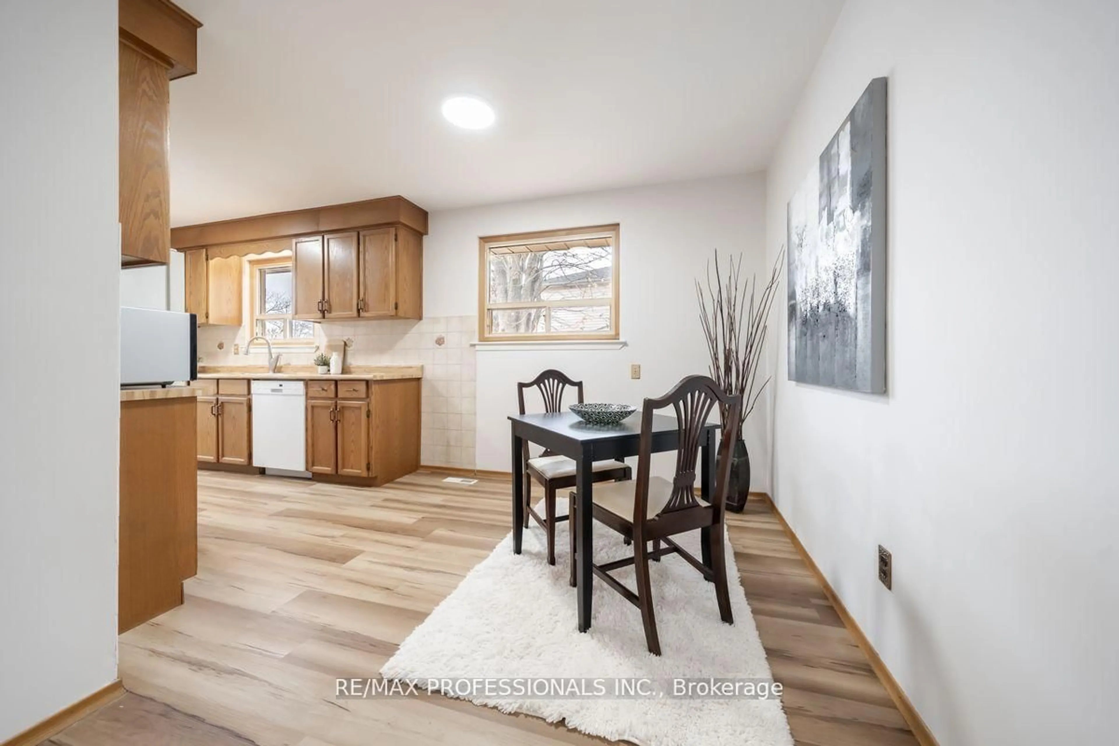 Open concept kitchen, wood/laminate floor for 1275 Pallatine Dr, Oakville Ontario L6H 1Z1