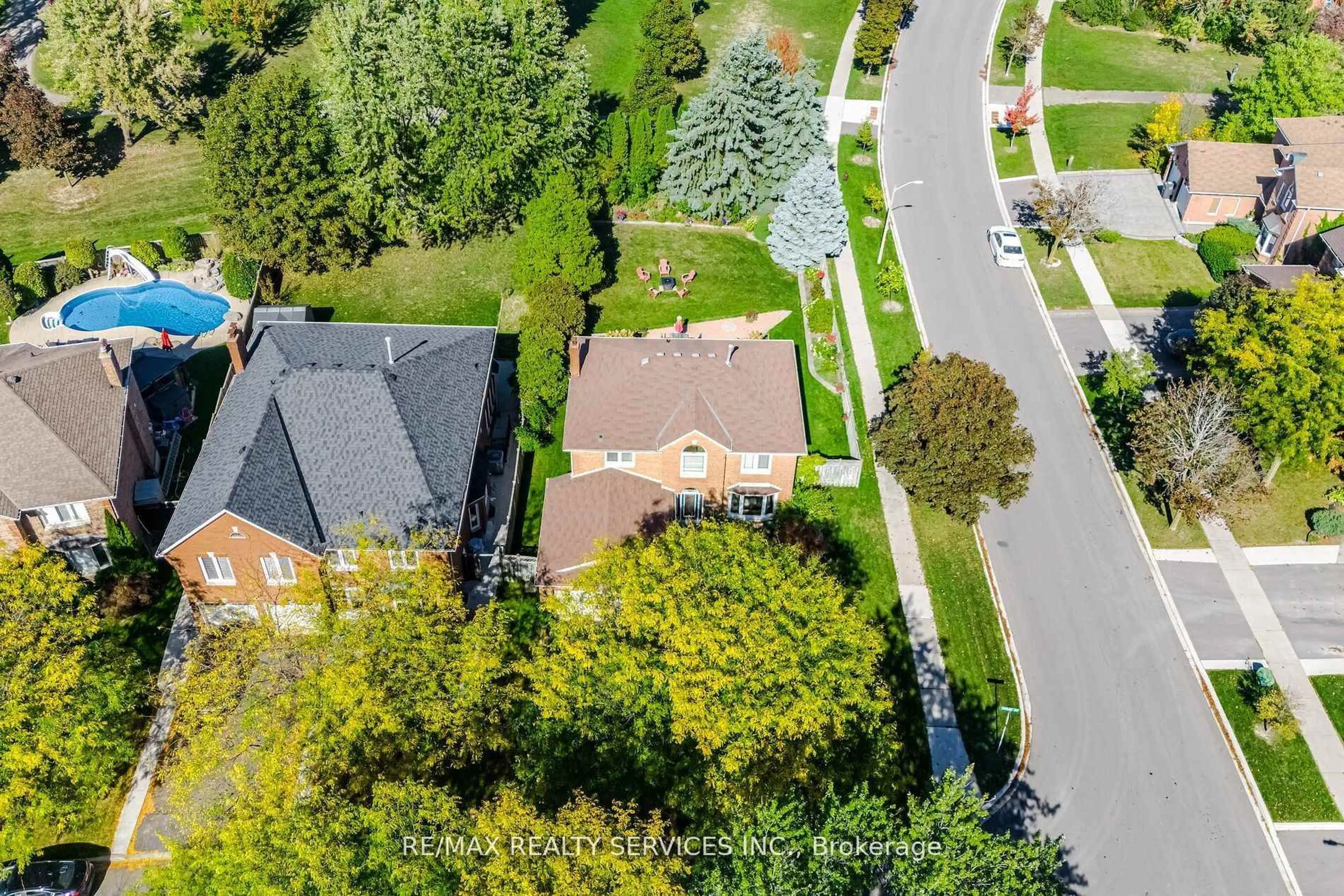 A pic from outside/outdoor area/front of a property/back of a property/a pic from drone, street for 30 Starling Crt, Brampton Ontario L6Z 3P5