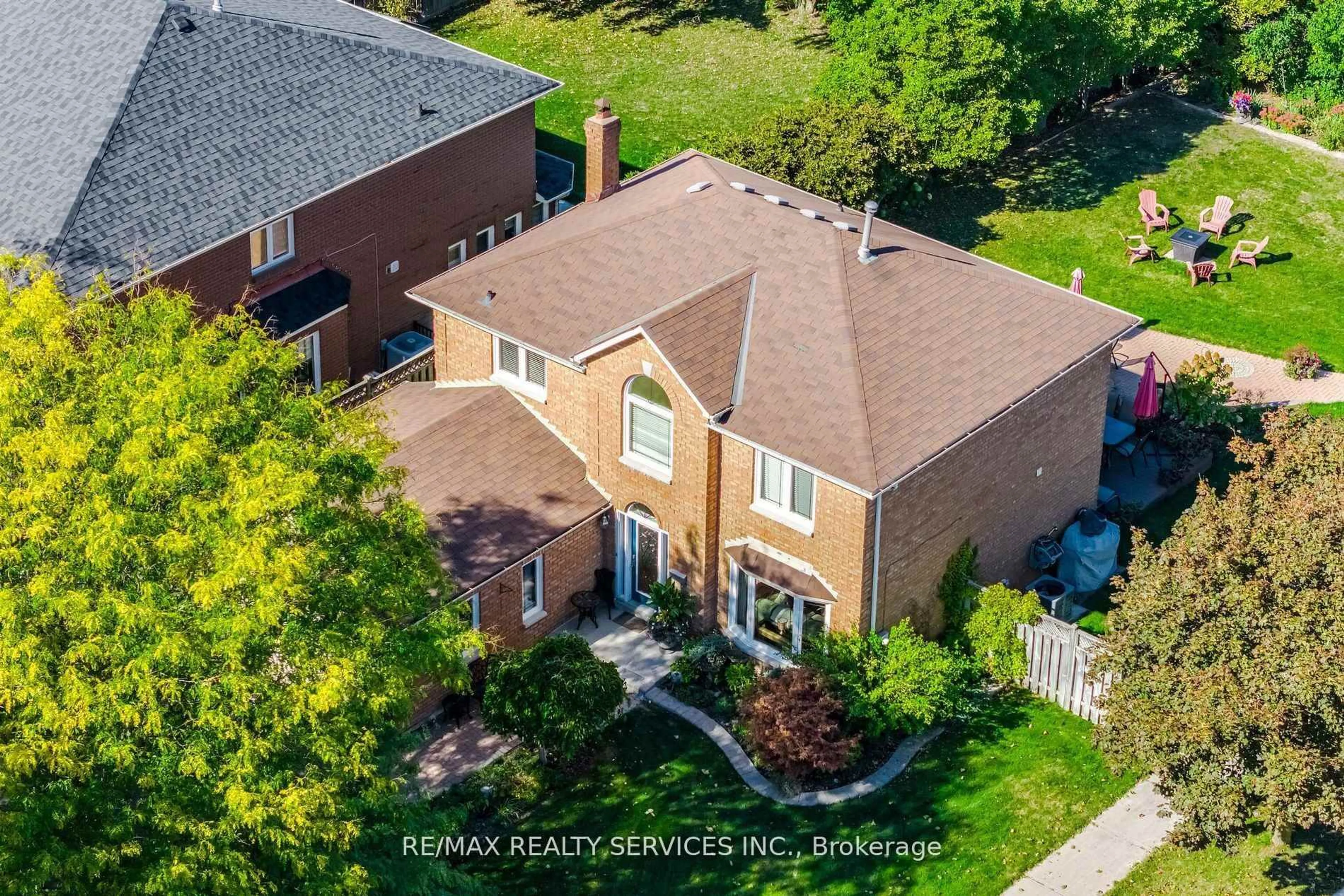 A pic from outside/outdoor area/front of a property/back of a property/a pic from drone, street for 30 Starling Crt, Brampton Ontario L6Z 3P5