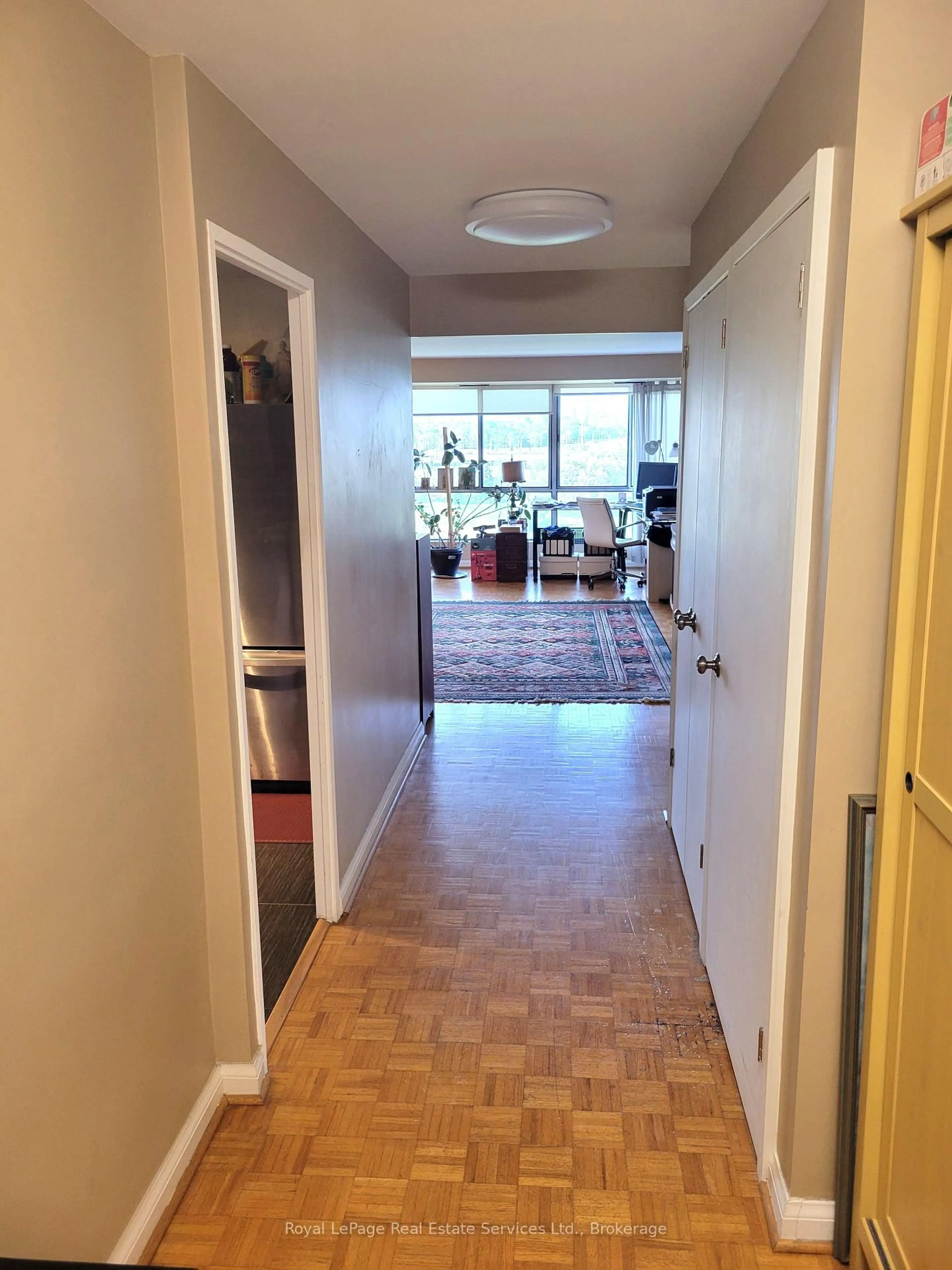 Indoor foyer for 1400 Dixie Rd #1214, Mississauga Ontario L5E 3E1