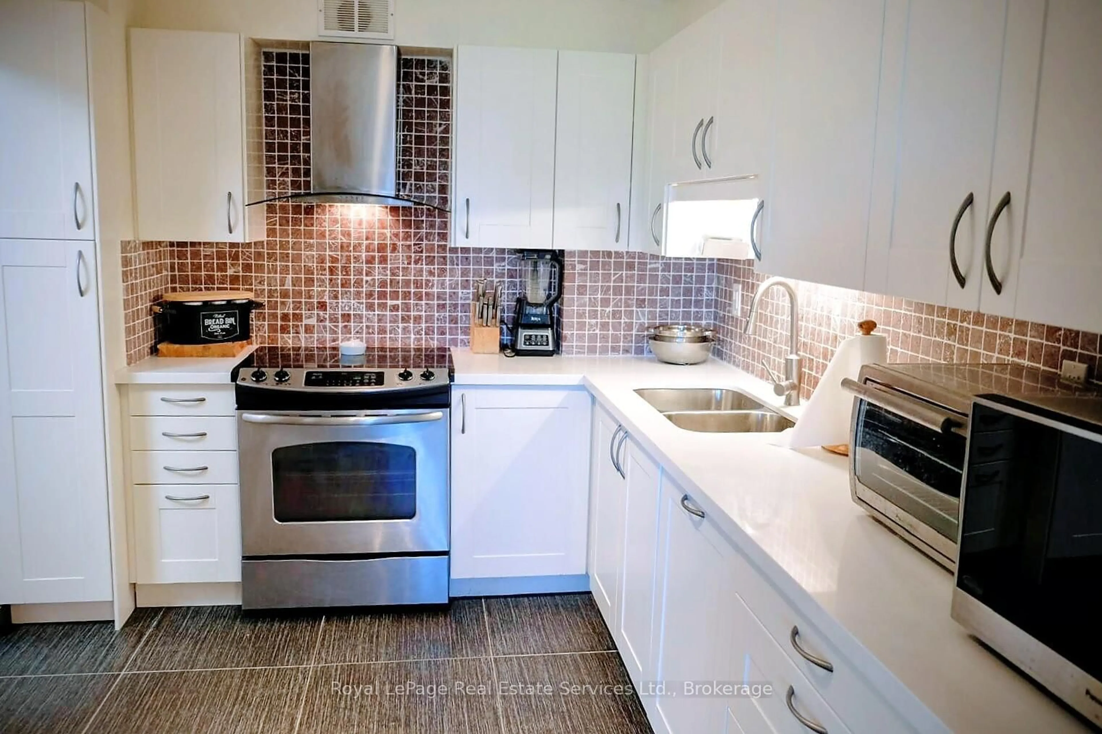 Standard kitchen, ceramic/tile floor for 1400 Dixie Rd #1214, Mississauga Ontario L5E 3E1