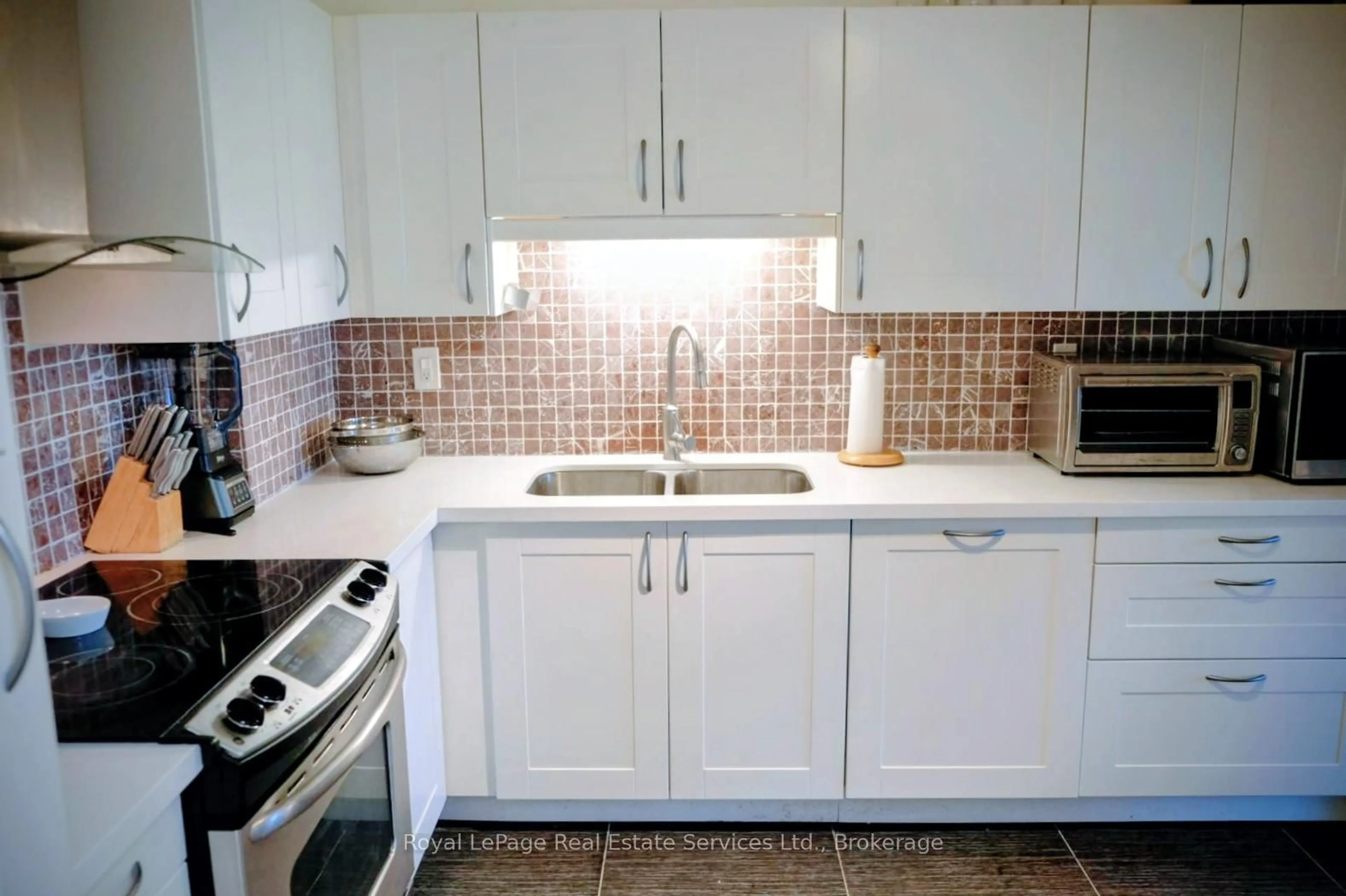 Standard kitchen, ceramic/tile floor for 1400 Dixie Rd #1214, Mississauga Ontario L5E 3E1