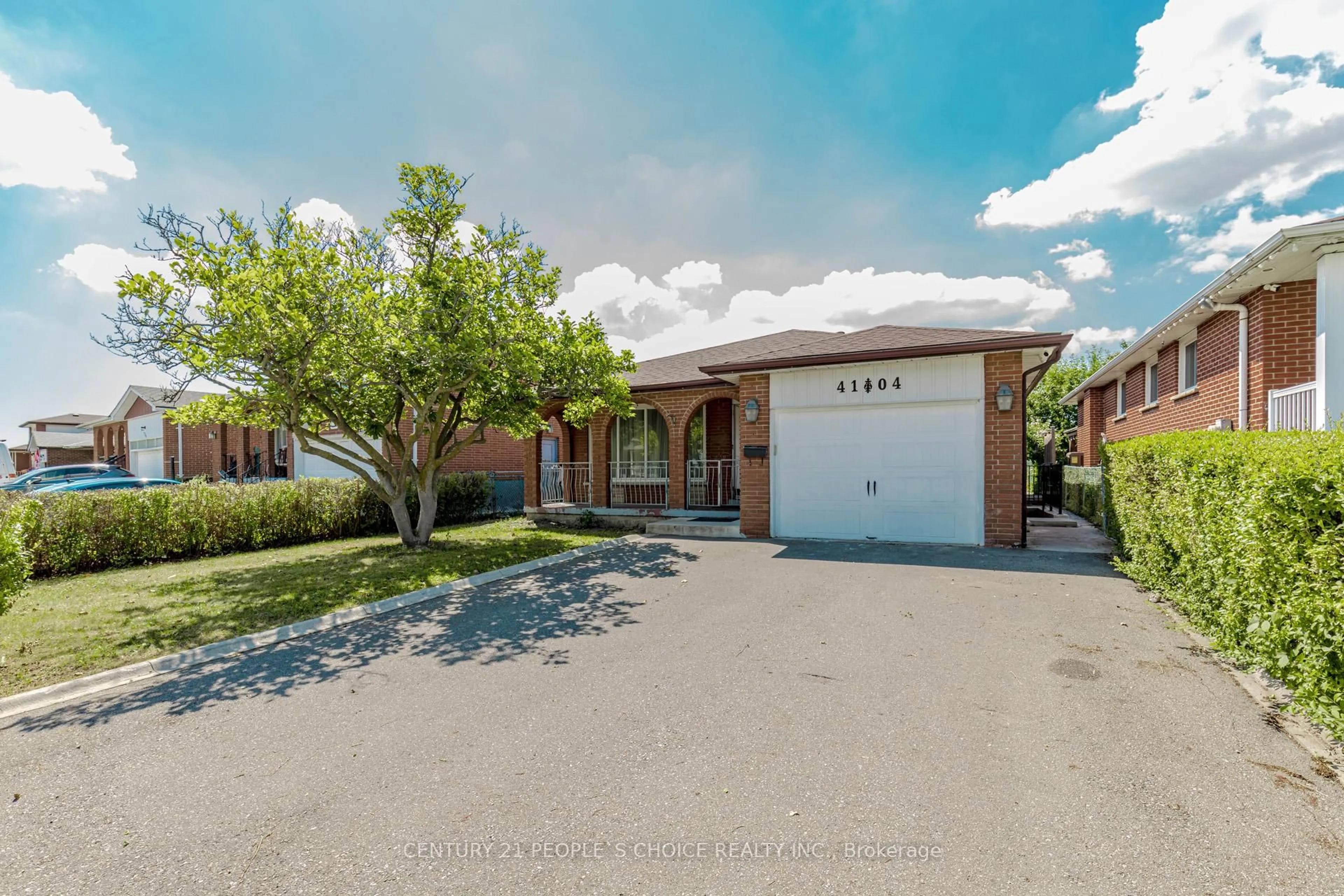 A pic from outside/outdoor area/front of a property/back of a property/a pic from drone, street for 4104 Brandon Gate, Mississauga Ontario L4T 3P2