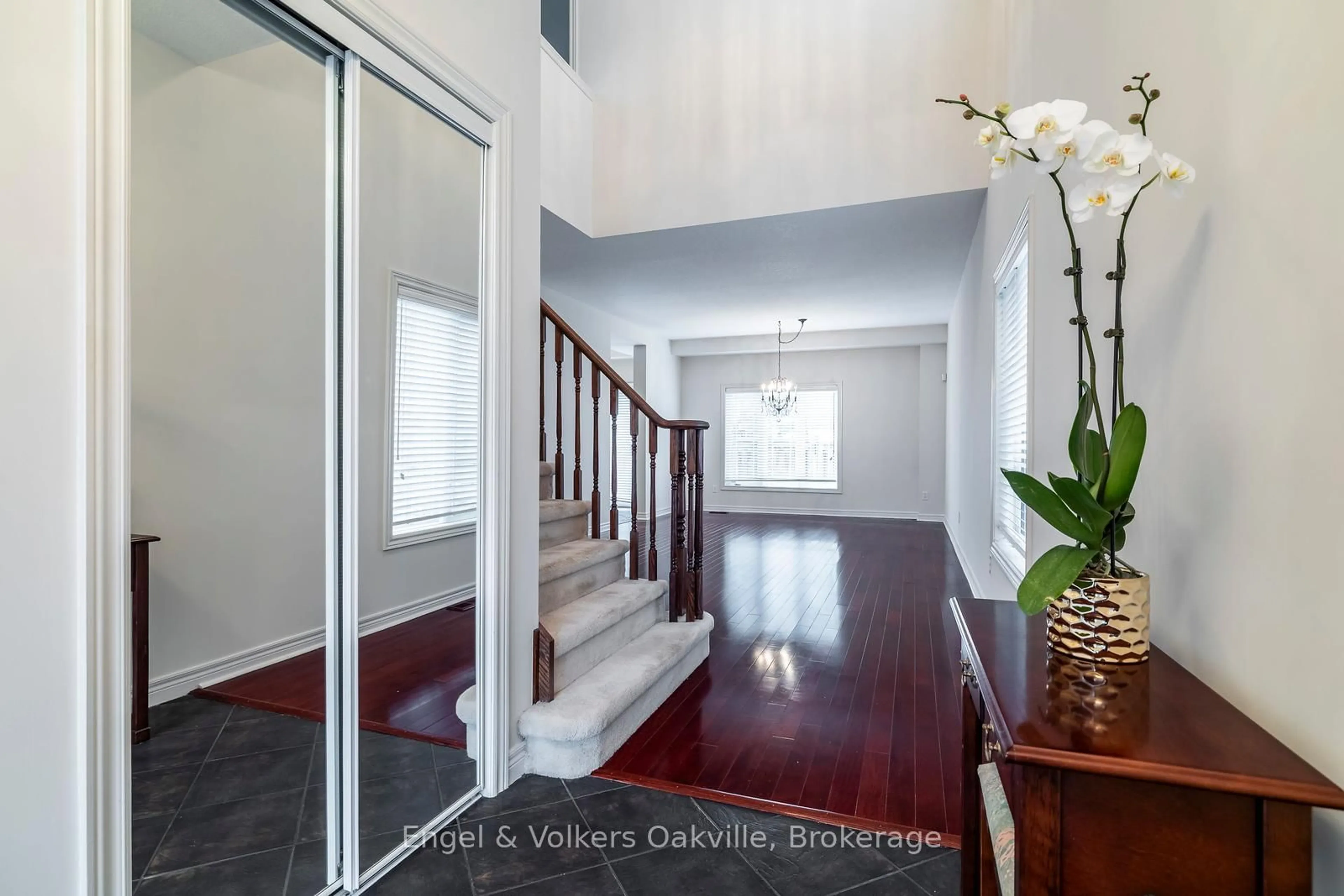 Indoor foyer for 2169 Orchard Rd #17, Burlington Ontario L7L 7H9