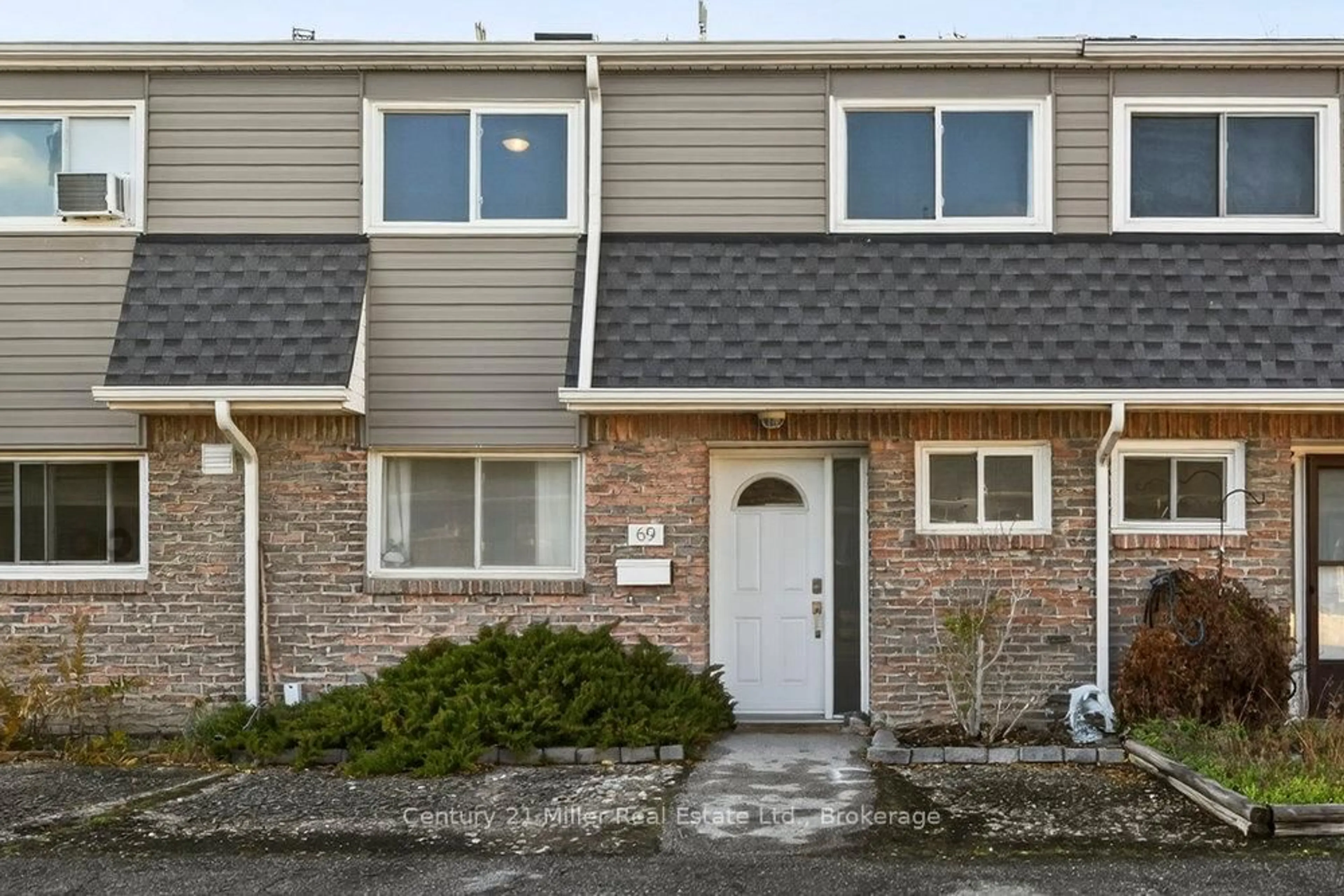 Home with vinyl exterior material, street for 2050 Upper Middle Rd #69, Burlington Ontario L7P 3R9