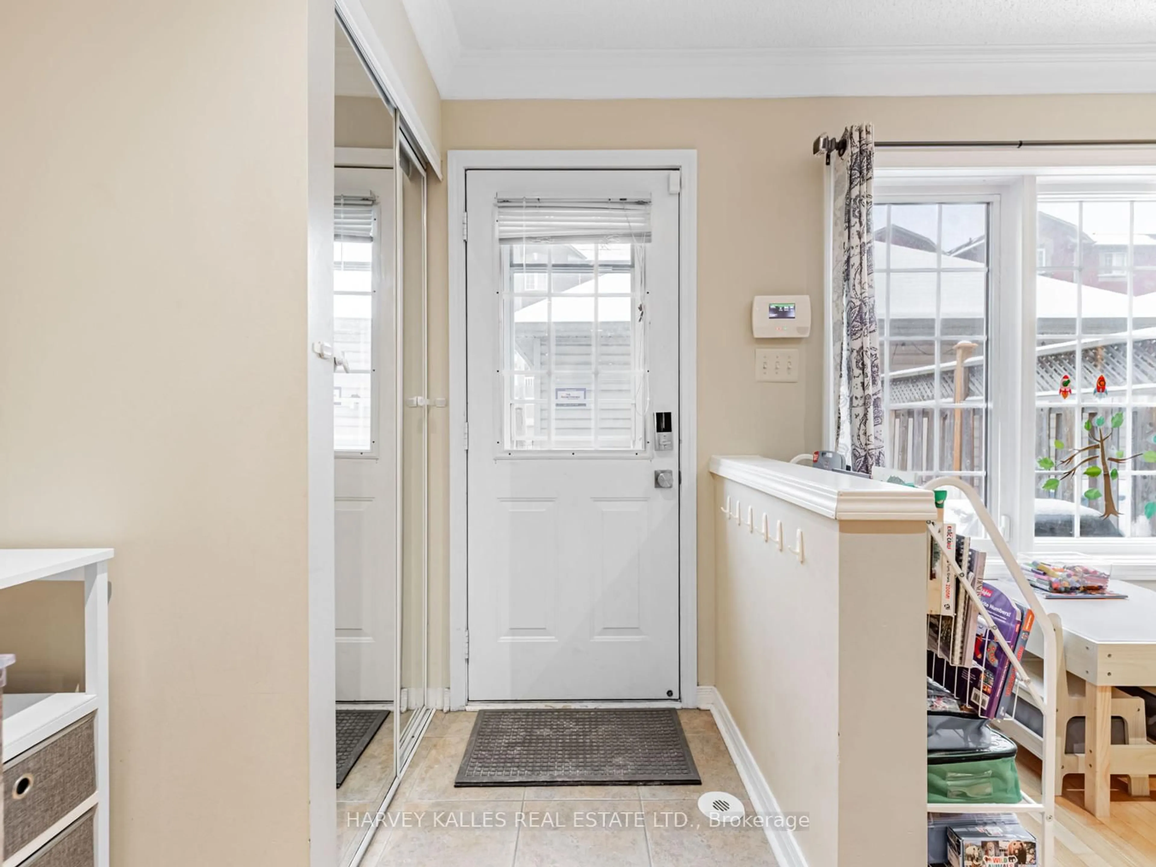 Indoor entryway for 983 Roselawn Ave, Toronto Ontario M6B 4M9