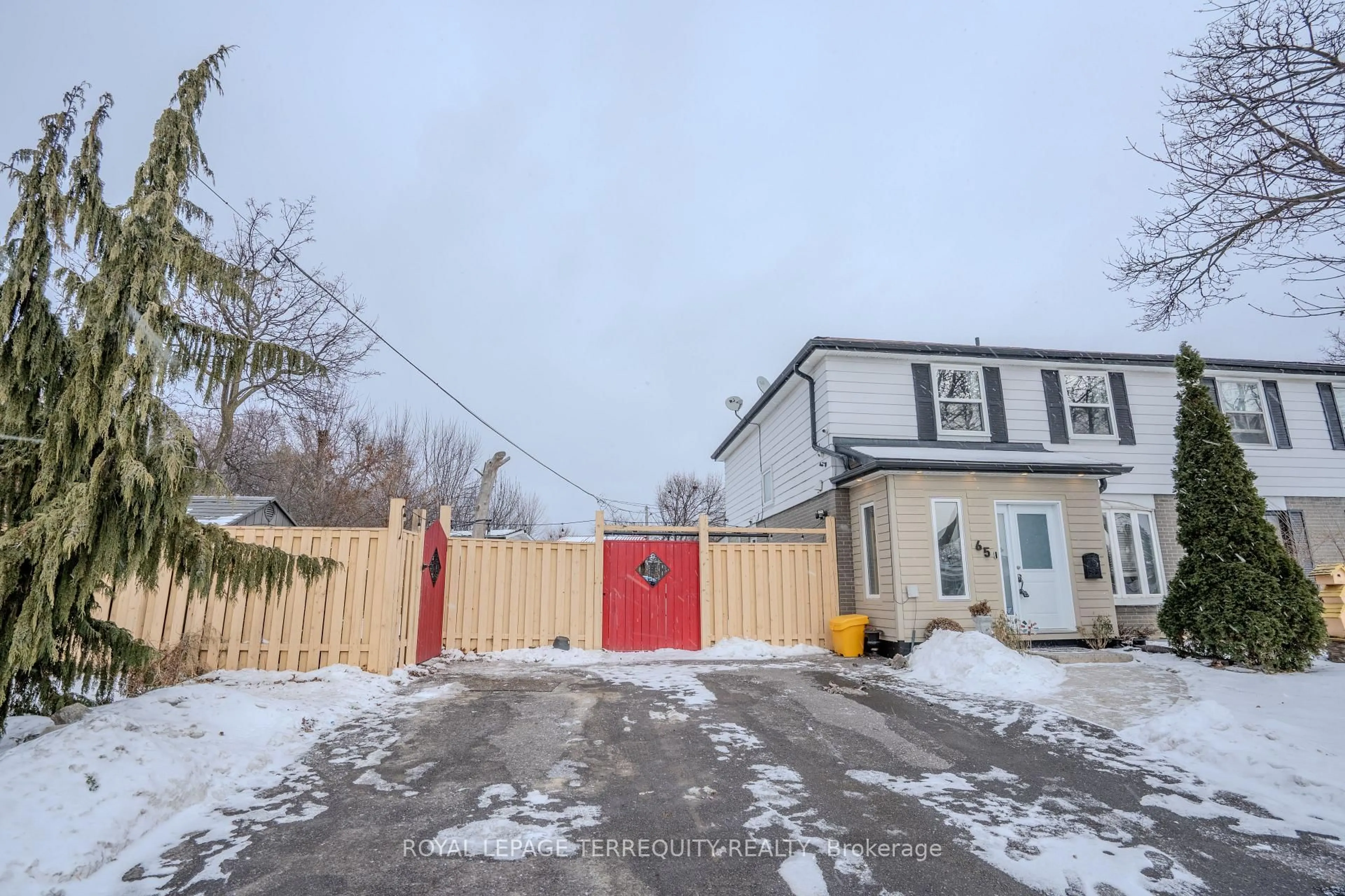 A pic from outside/outdoor area/front of a property/back of a property/a pic from drone, street for 65 Dorset Dr, Brampton Ontario L6T 2Y6