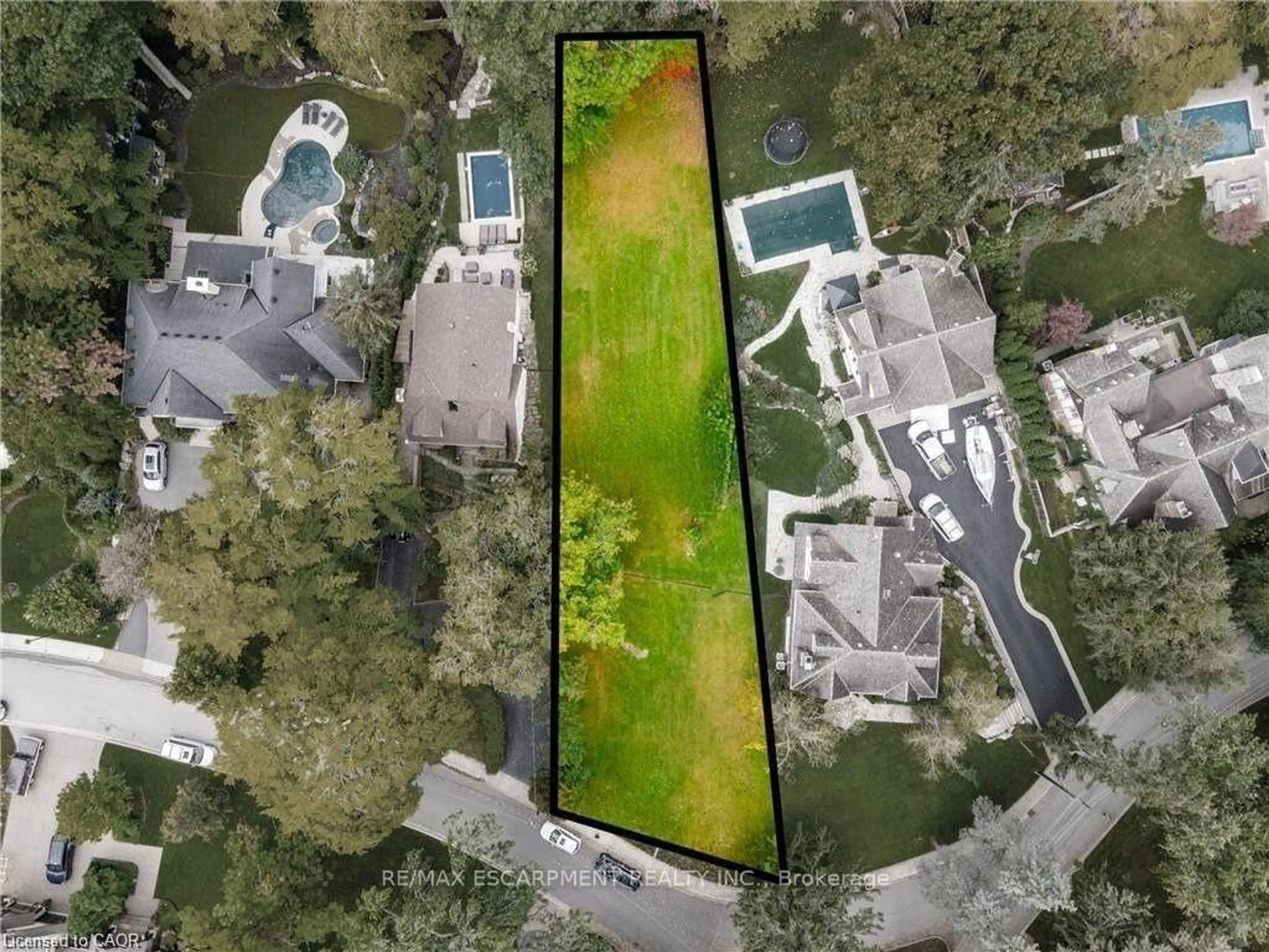 A pic from outside/outdoor area/front of a property/back of a property/a pic from drone, unknown for 3063 Woodland Park Dr, Burlington Ontario L7N 1K8