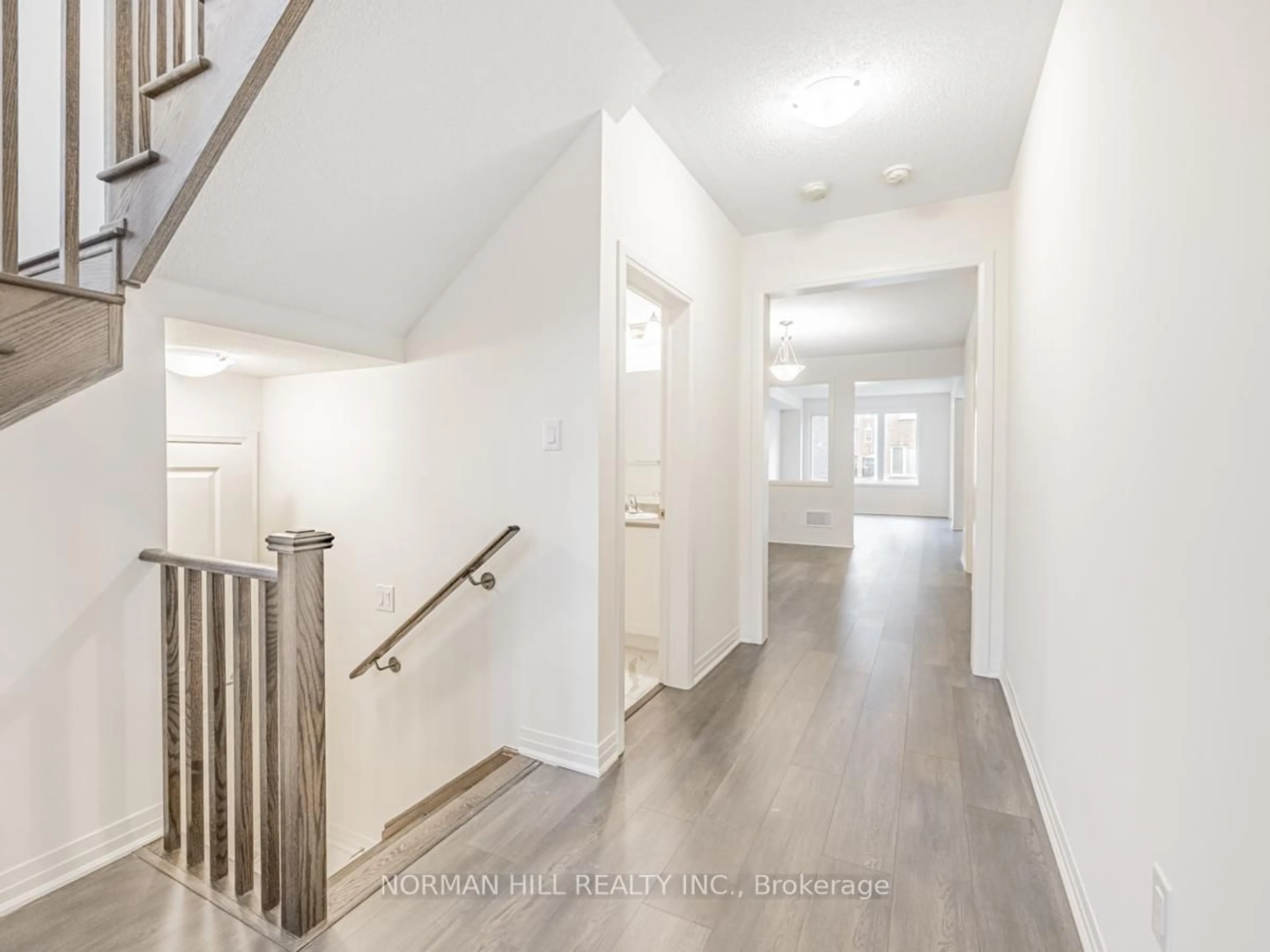 Indoor entryway for 18 Guildhouse Dr, Brampton Ontario L7A 4W5