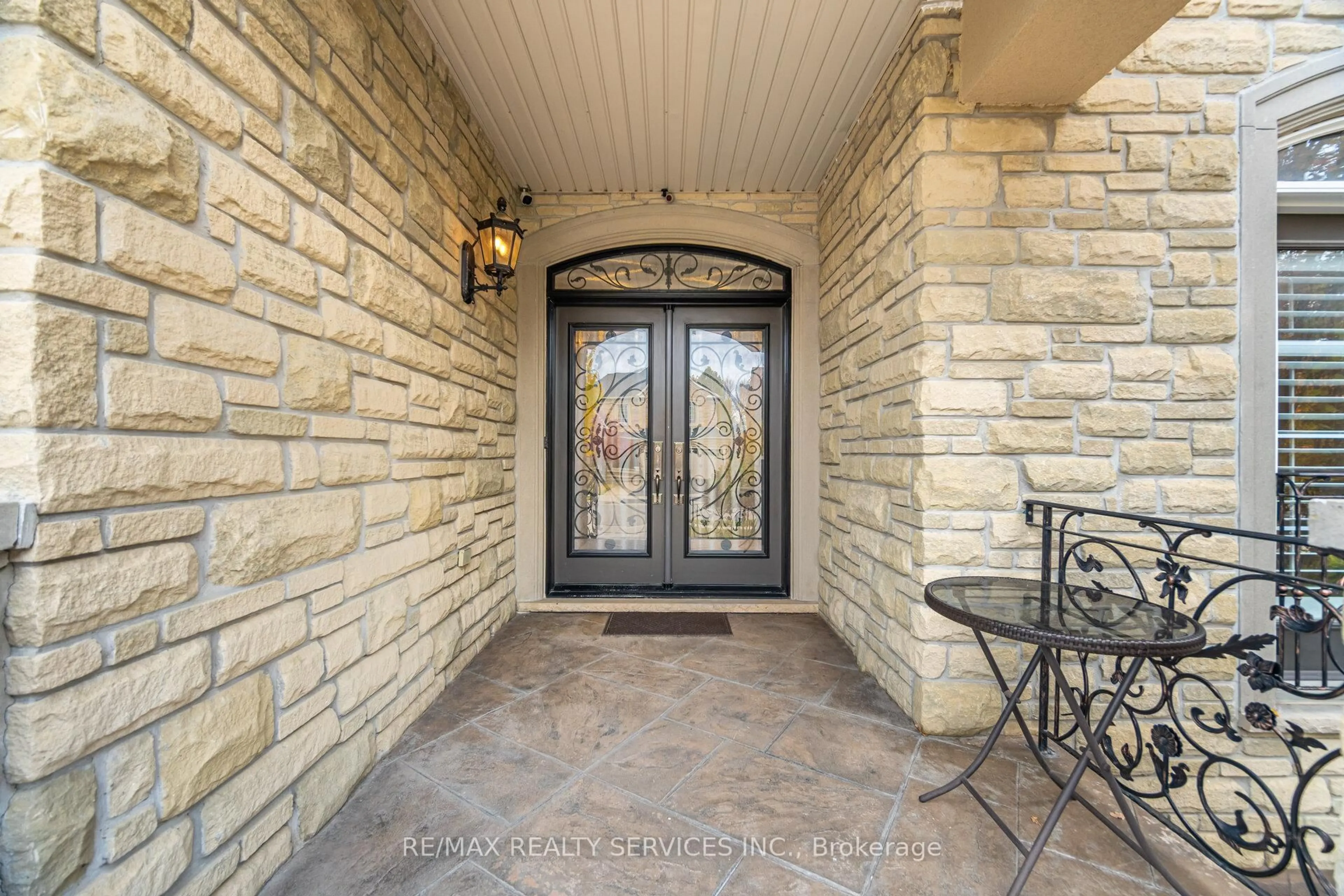 Indoor entryway for 9 Concorde Dr, Brampton Ontario L6P 1V3