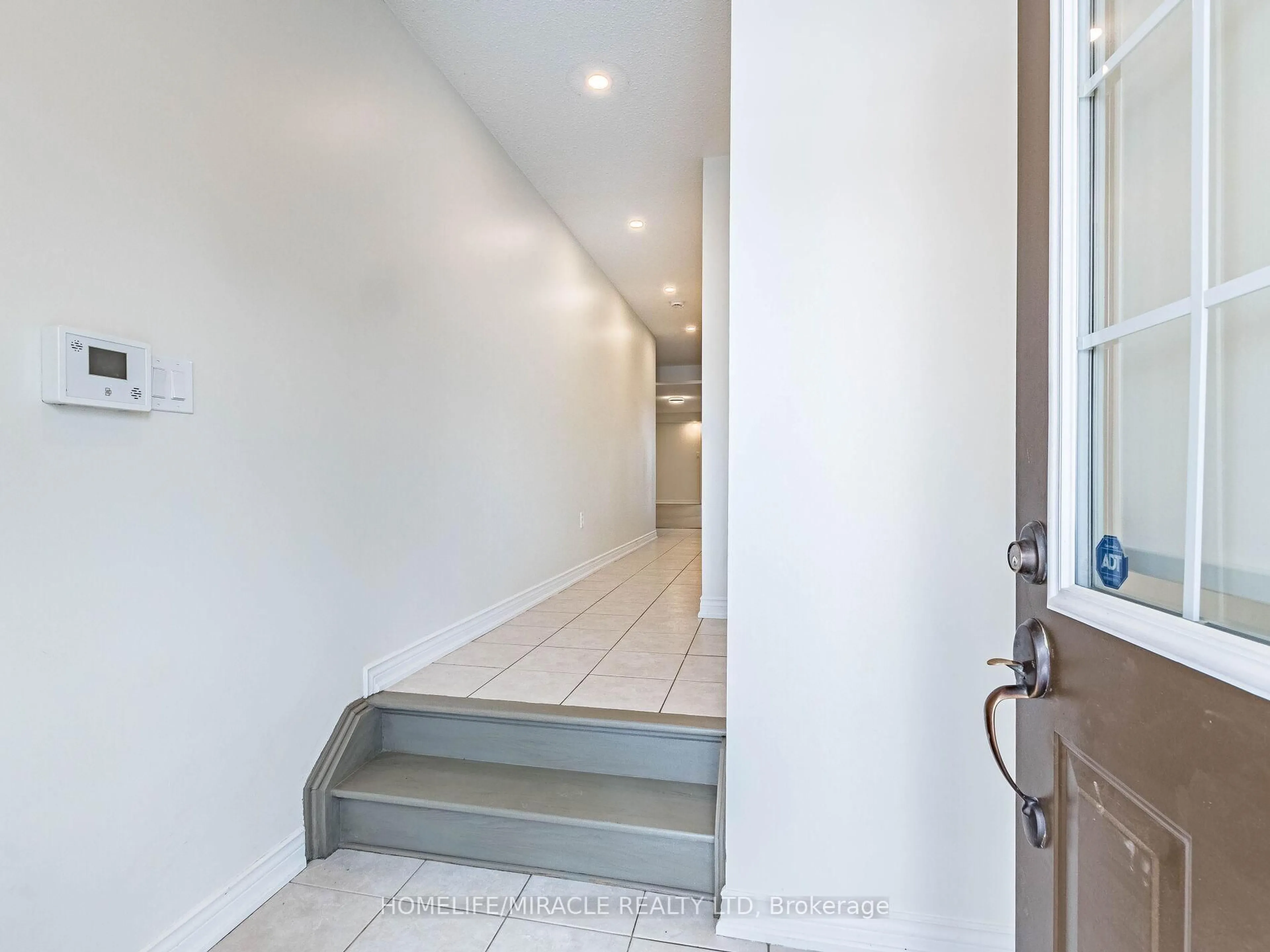 Indoor entryway for 1130 Hickory Hollow Glen, Mississauga Ontario L5W 1Z8