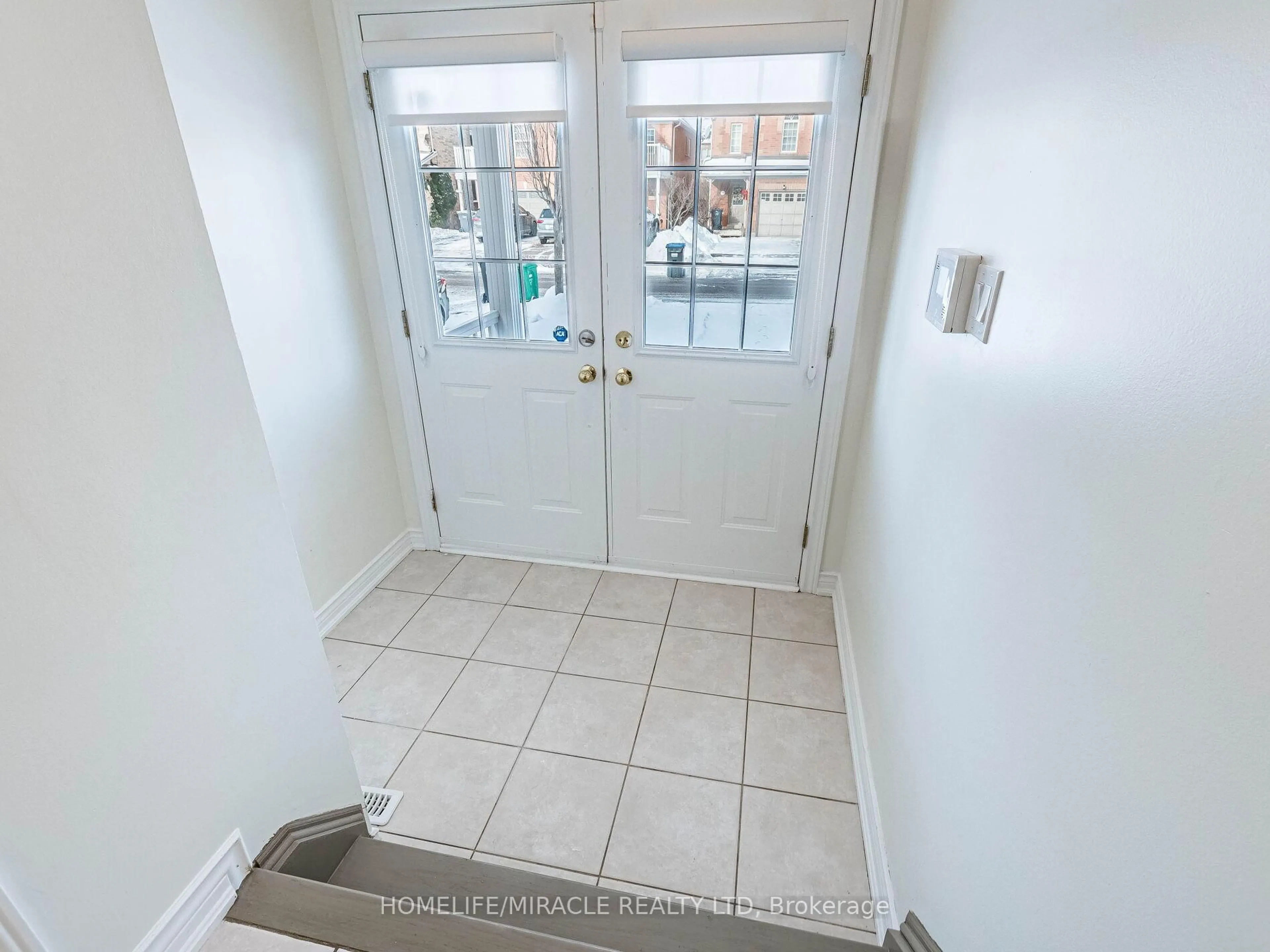 Indoor entryway for 1130 Hickory Hollow Glen, Mississauga Ontario L5W 1Z8