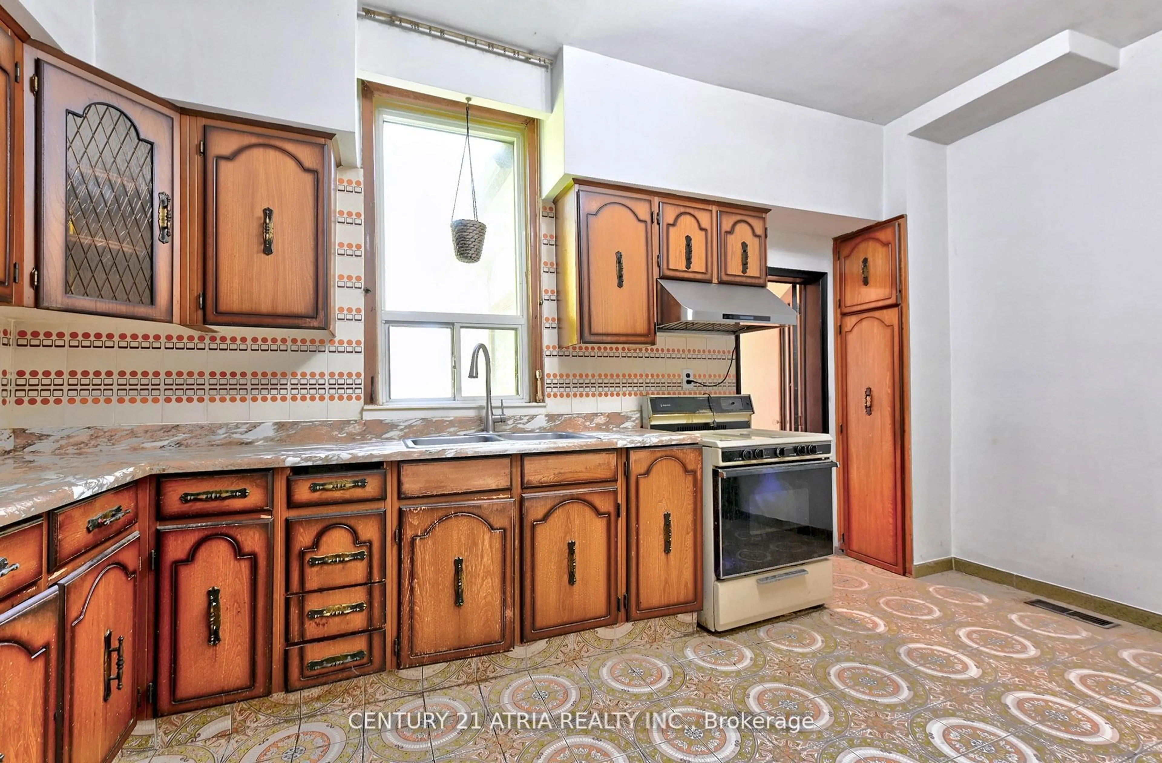 Standard kitchen, ceramic/tile floor for 1195 Dovercourt Rd, Toronto Ontario M6H 2Y1