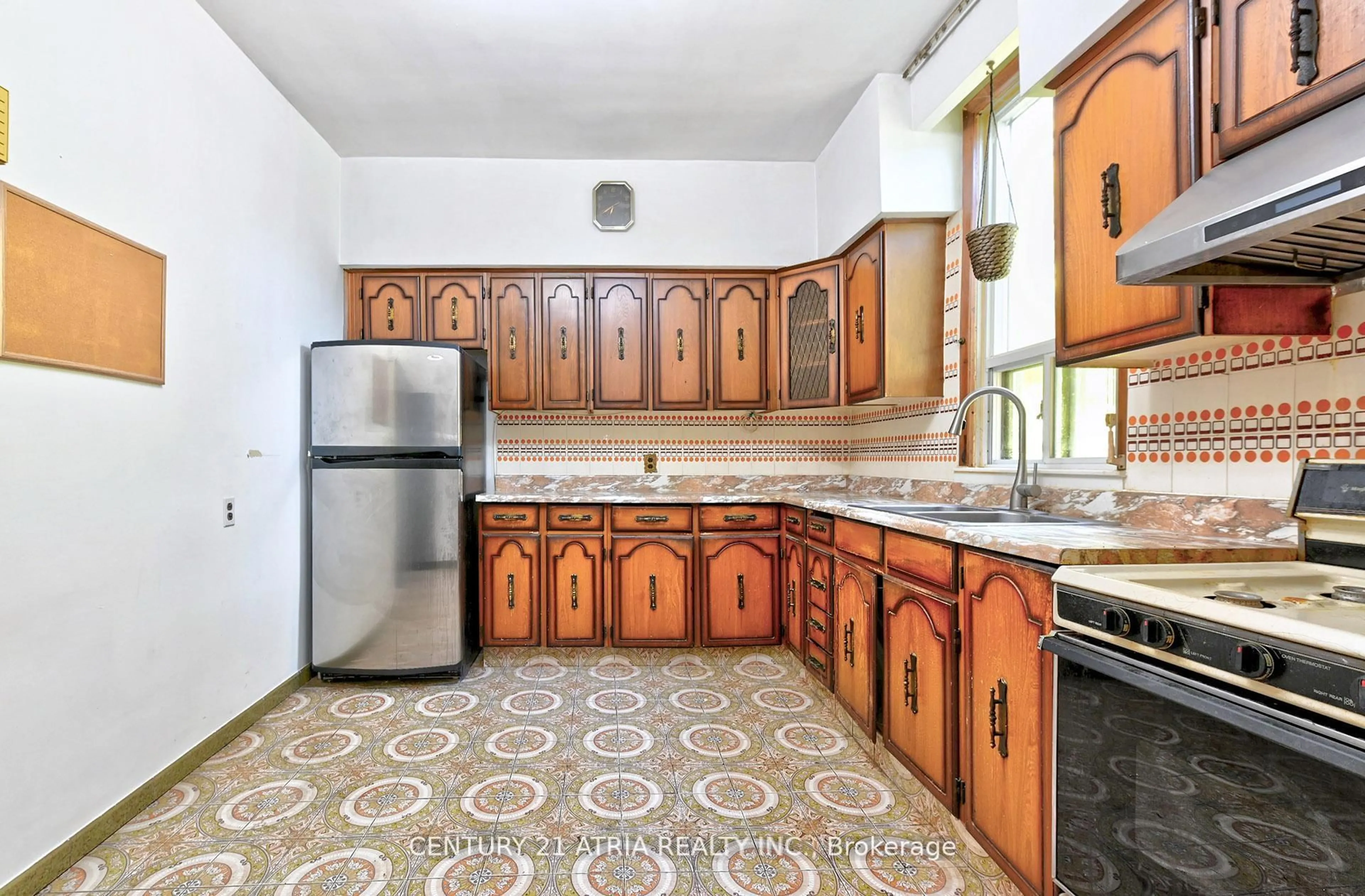 Standard kitchen, ceramic/tile floor for 1195 Dovercourt Rd, Toronto Ontario M6H 2Y1