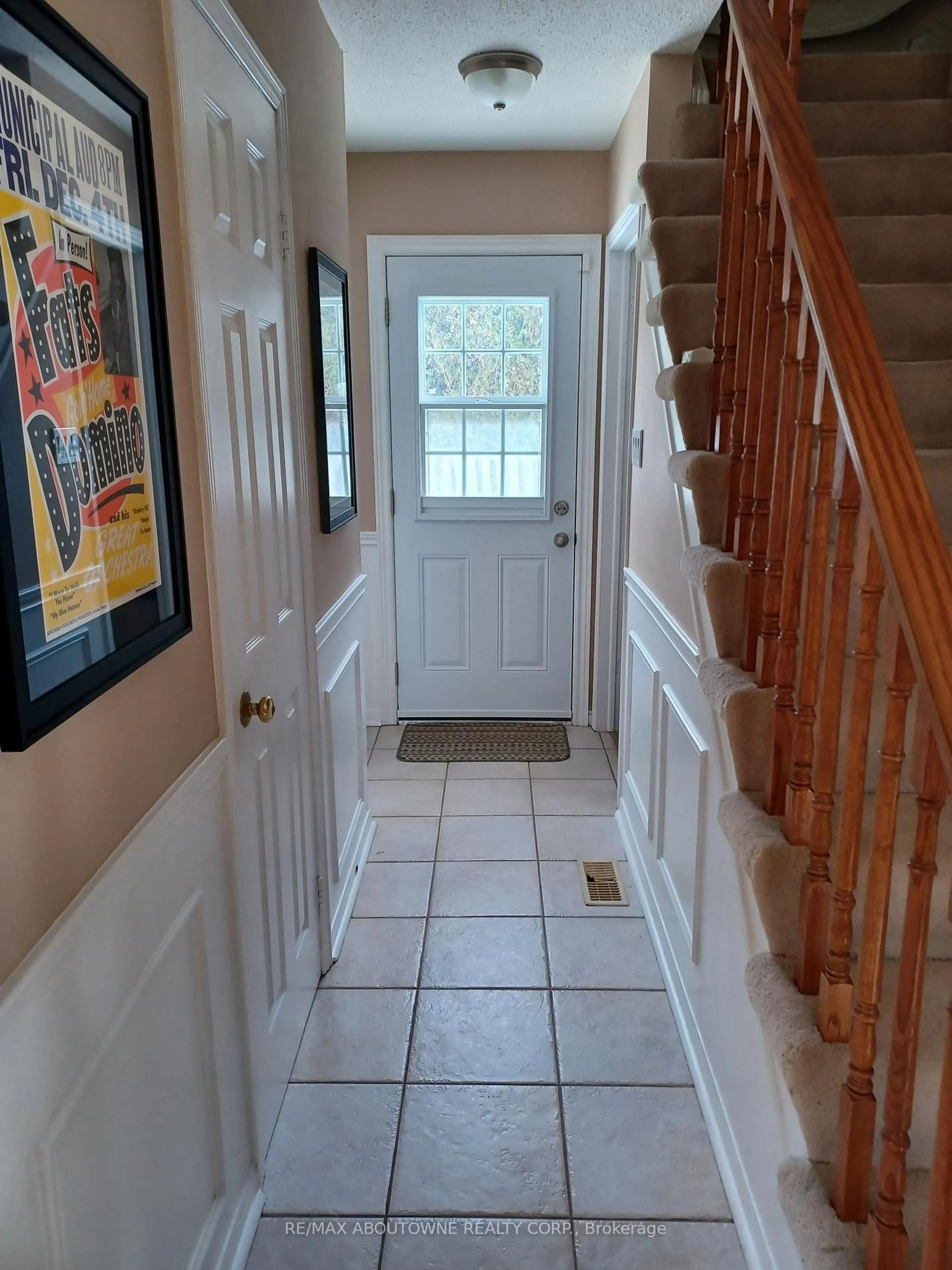 Indoor entryway for 2179 Maplewood Dr, Burlington Ontario L7R 2C7