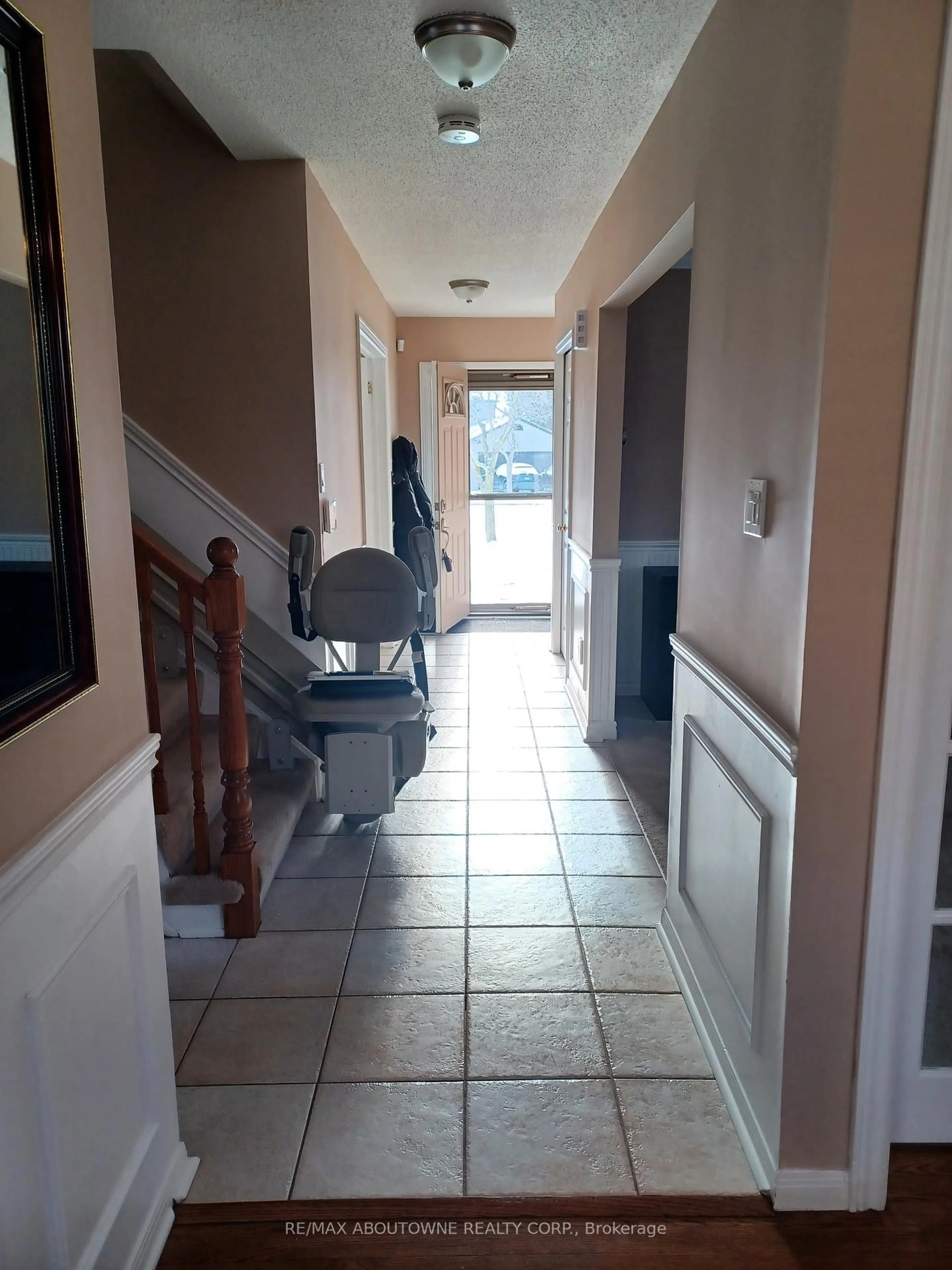 Indoor foyer for 2179 Maplewood Dr, Burlington Ontario L7R 2C7