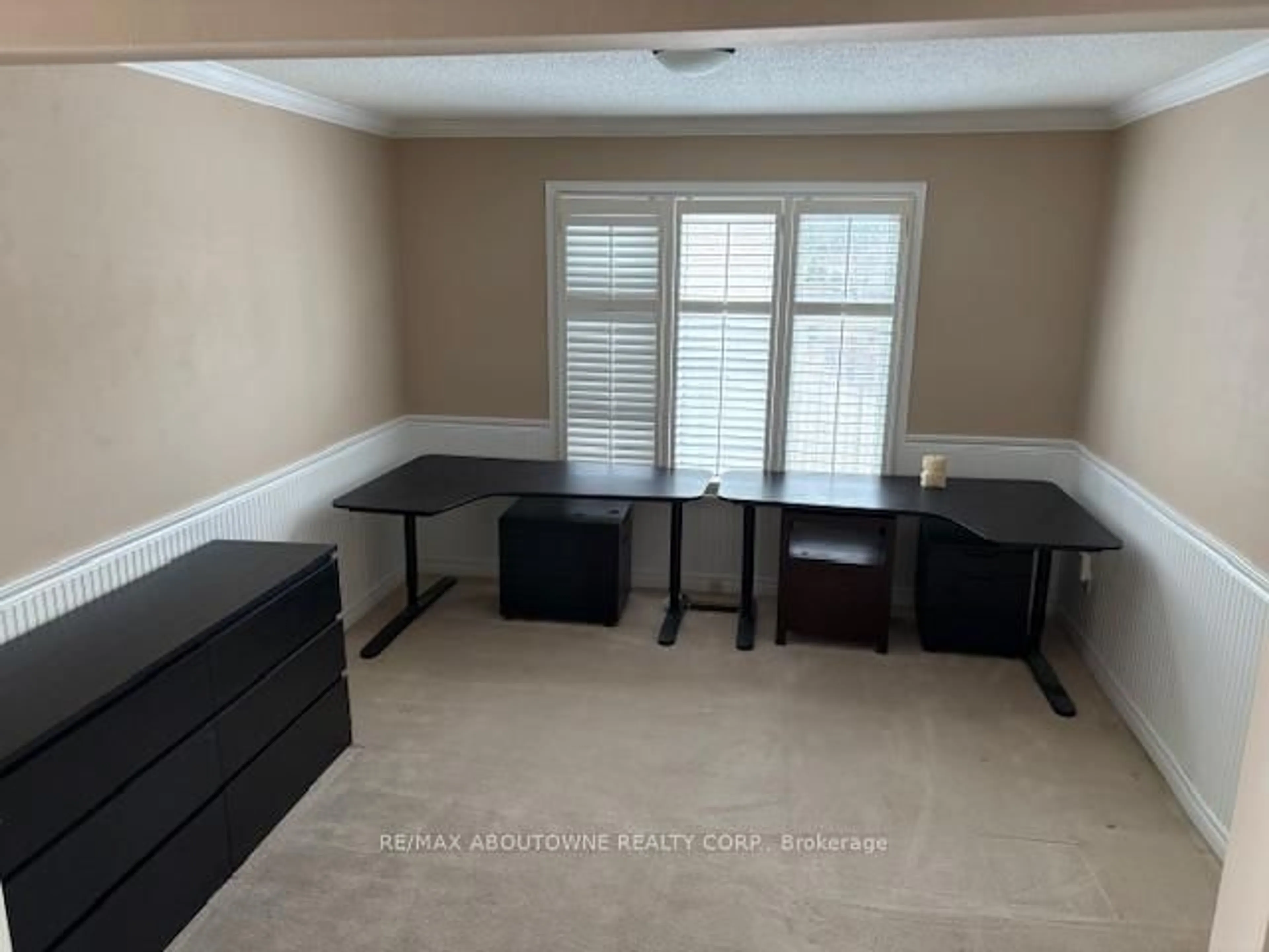 A pic of a room for 2179 Maplewood Dr, Burlington Ontario L7R 2C7