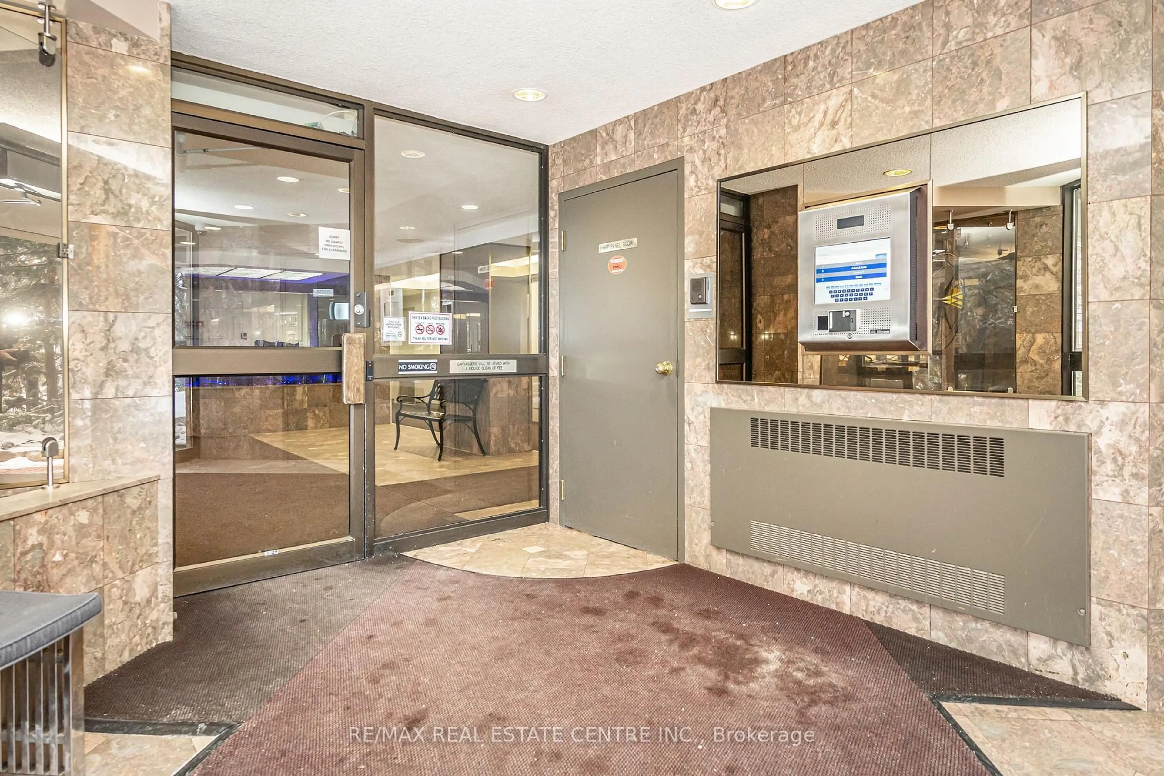 Indoor foyer for 20 Cherrytree Dr #806, Brampton Ontario L6Y 3V1