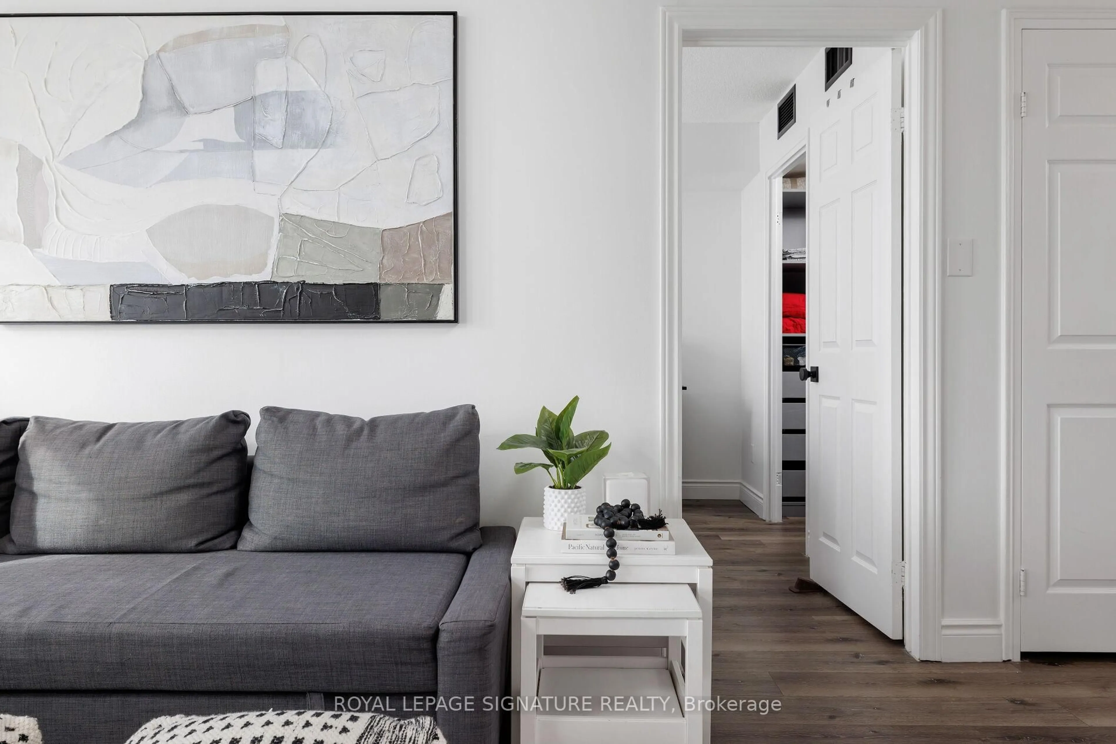 Living room with furniture, unknown for 880 Dundas St #909, Mississauga Ontario L5C 4H3