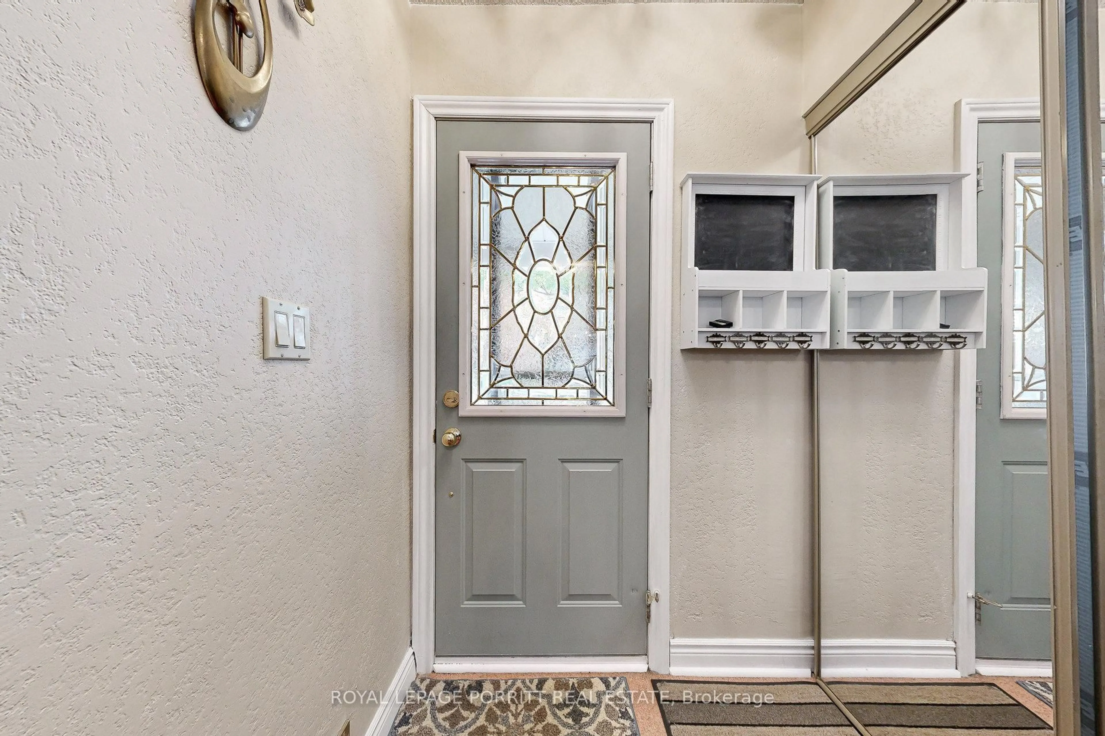 Indoor entryway for 1 Aintree Crt, Toronto Ontario M8W 2E1