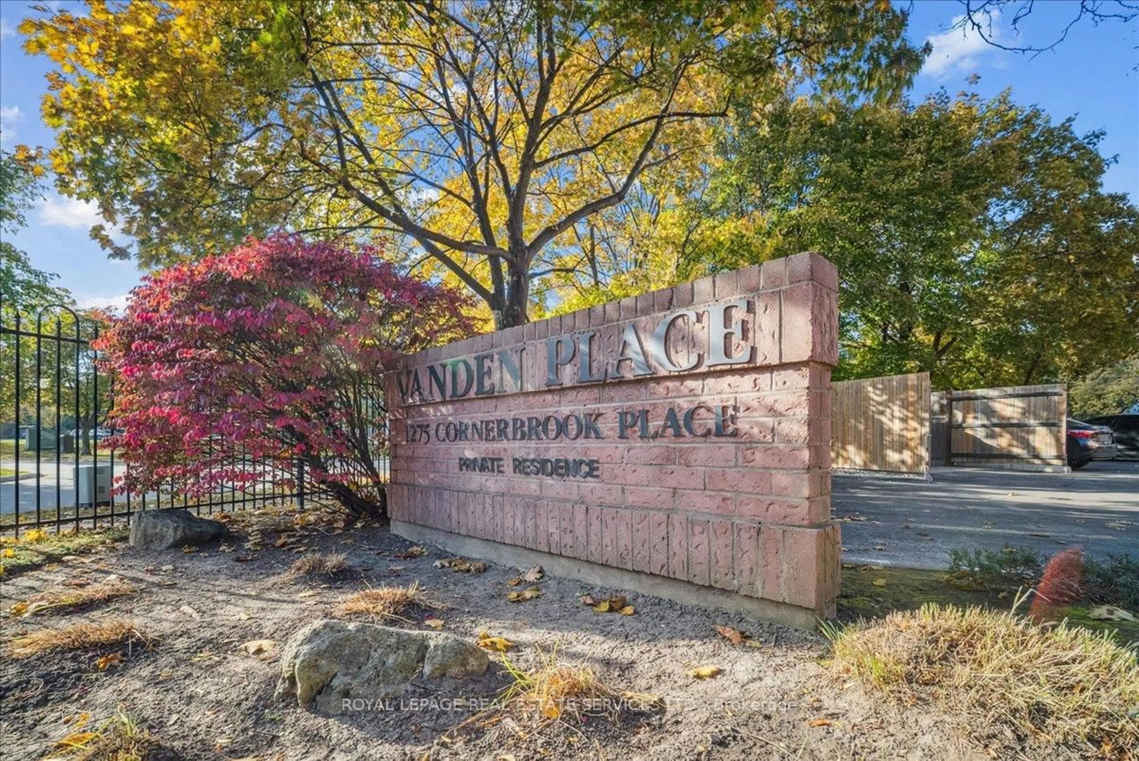 Indoor foyer for 1275 Cornerbrook Pl #212, Mississauga Ontario L5C 3J3