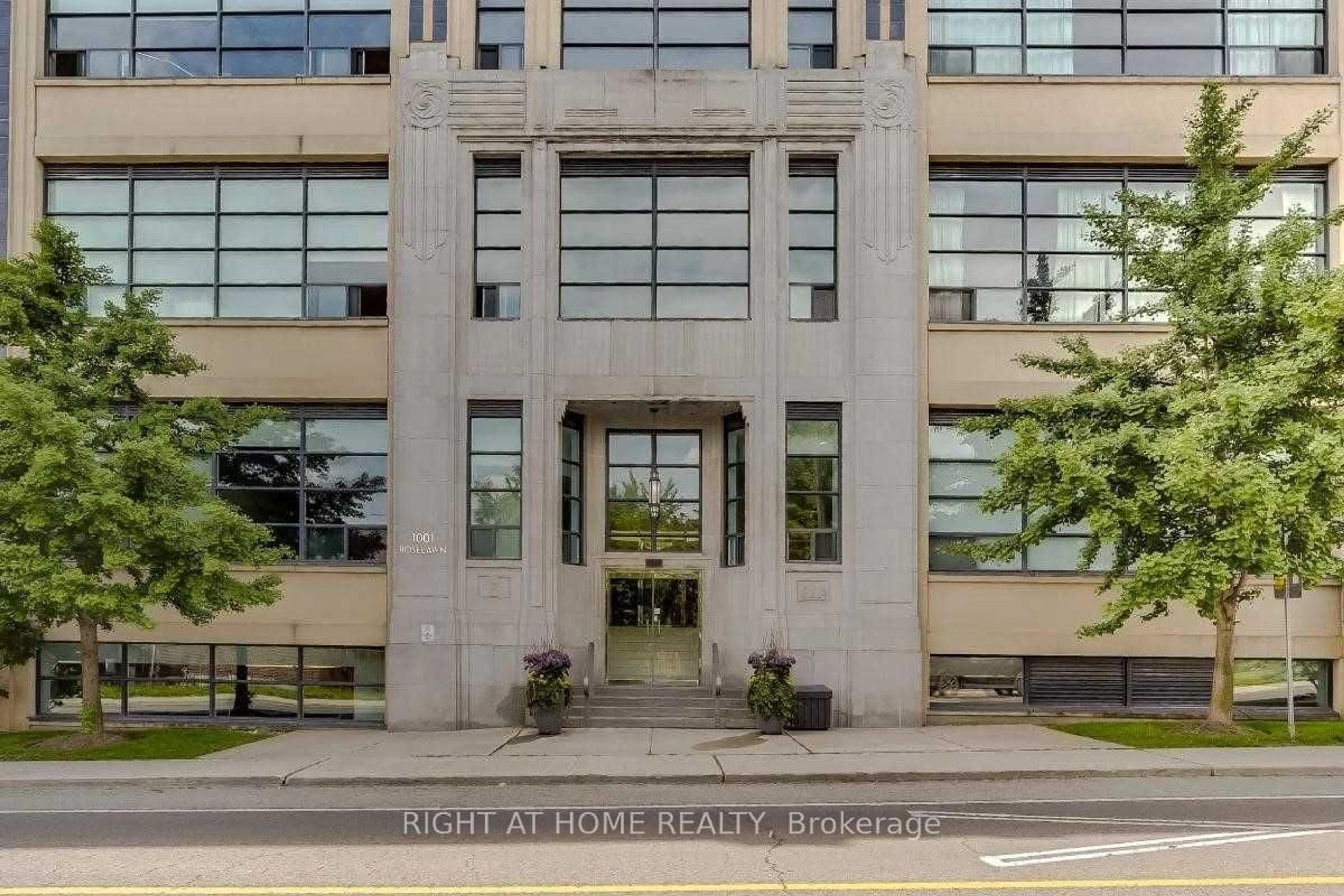 Indoor foyer for 1001 Roselawn Ave #109, Toronto Ontario M6B 4M4