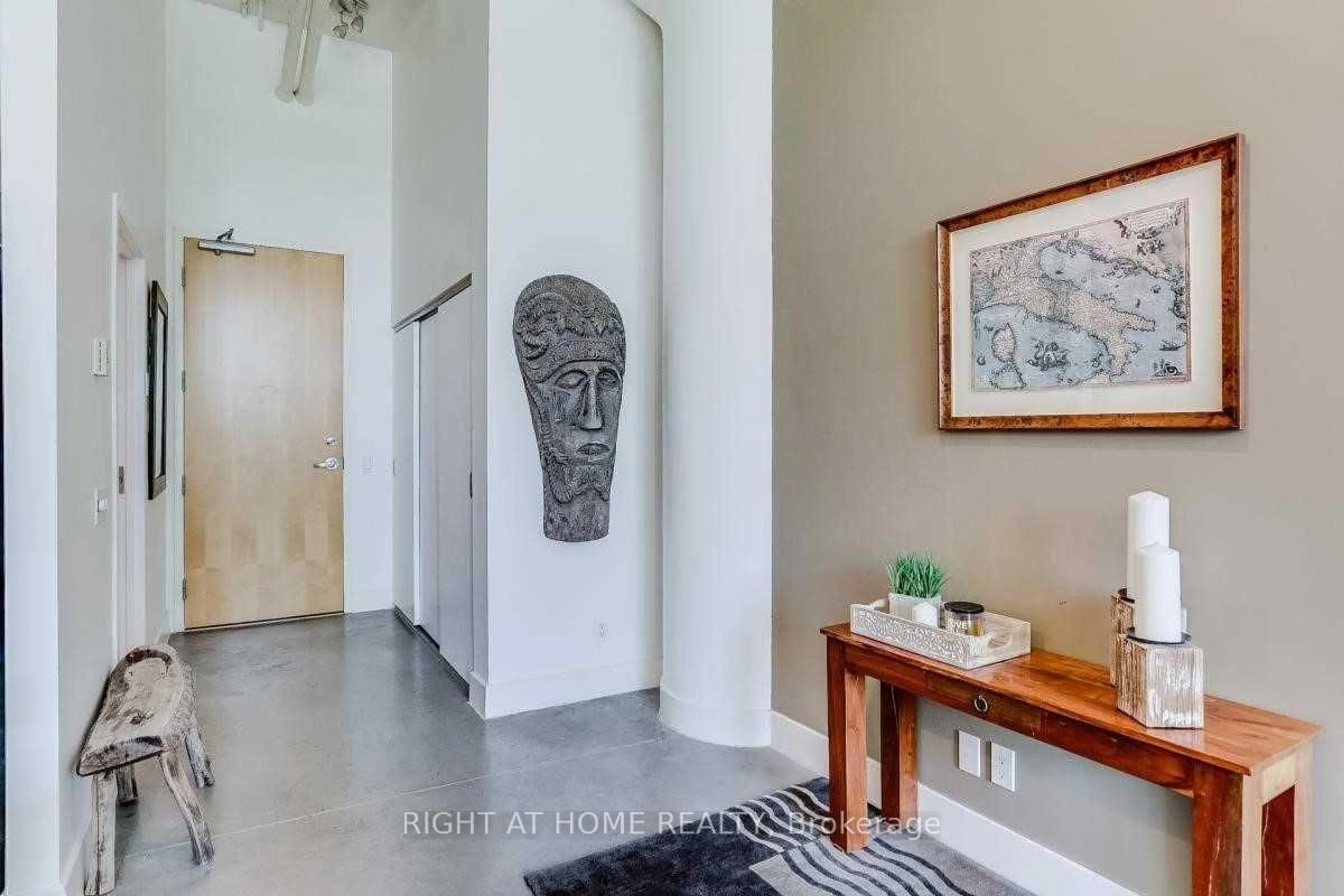 Indoor entryway for 1001 Roselawn Ave #109, Toronto Ontario M6B 4M4