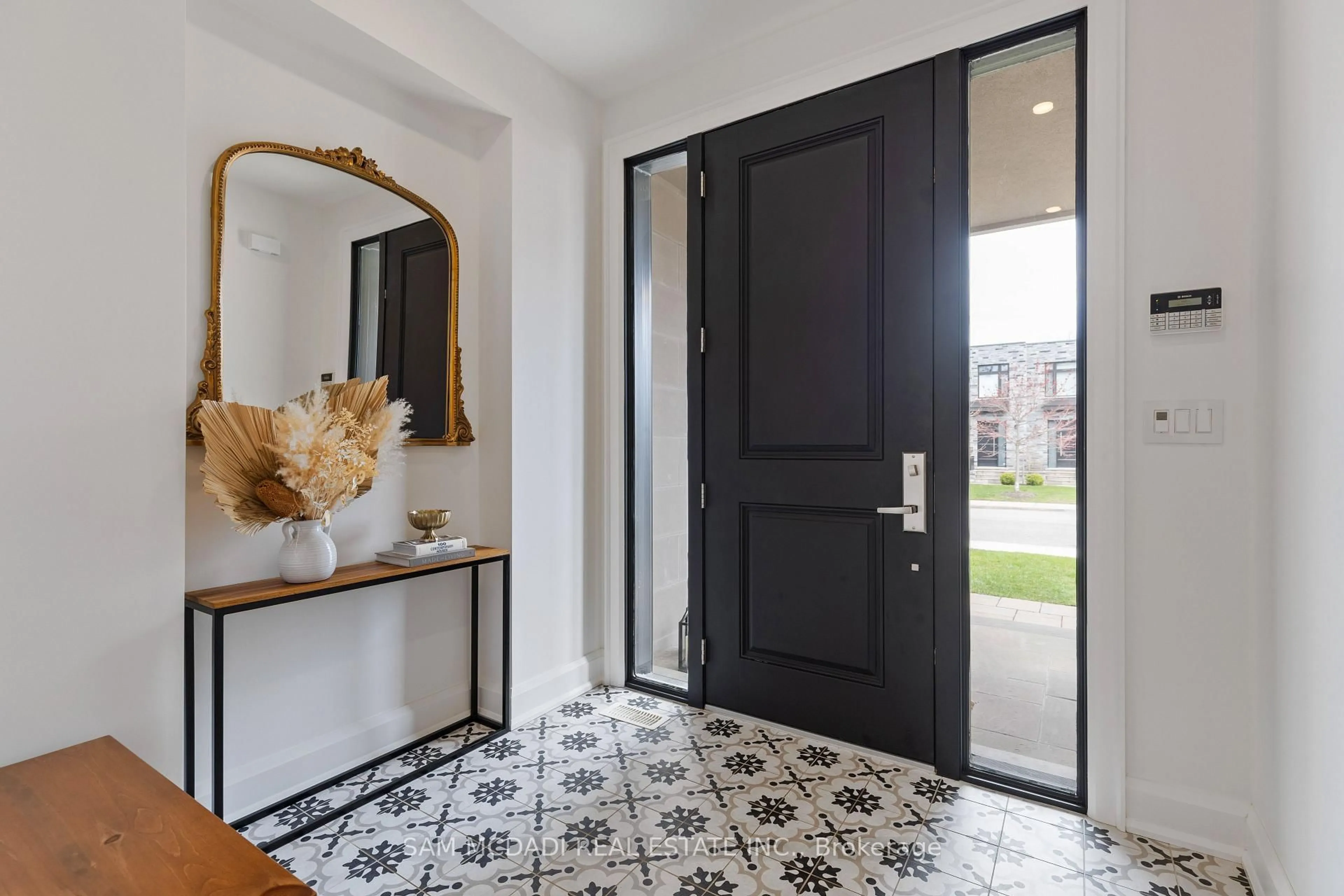 Indoor entryway for 4 Iroquois Ave, Mississauga Ontario L5G 1M6