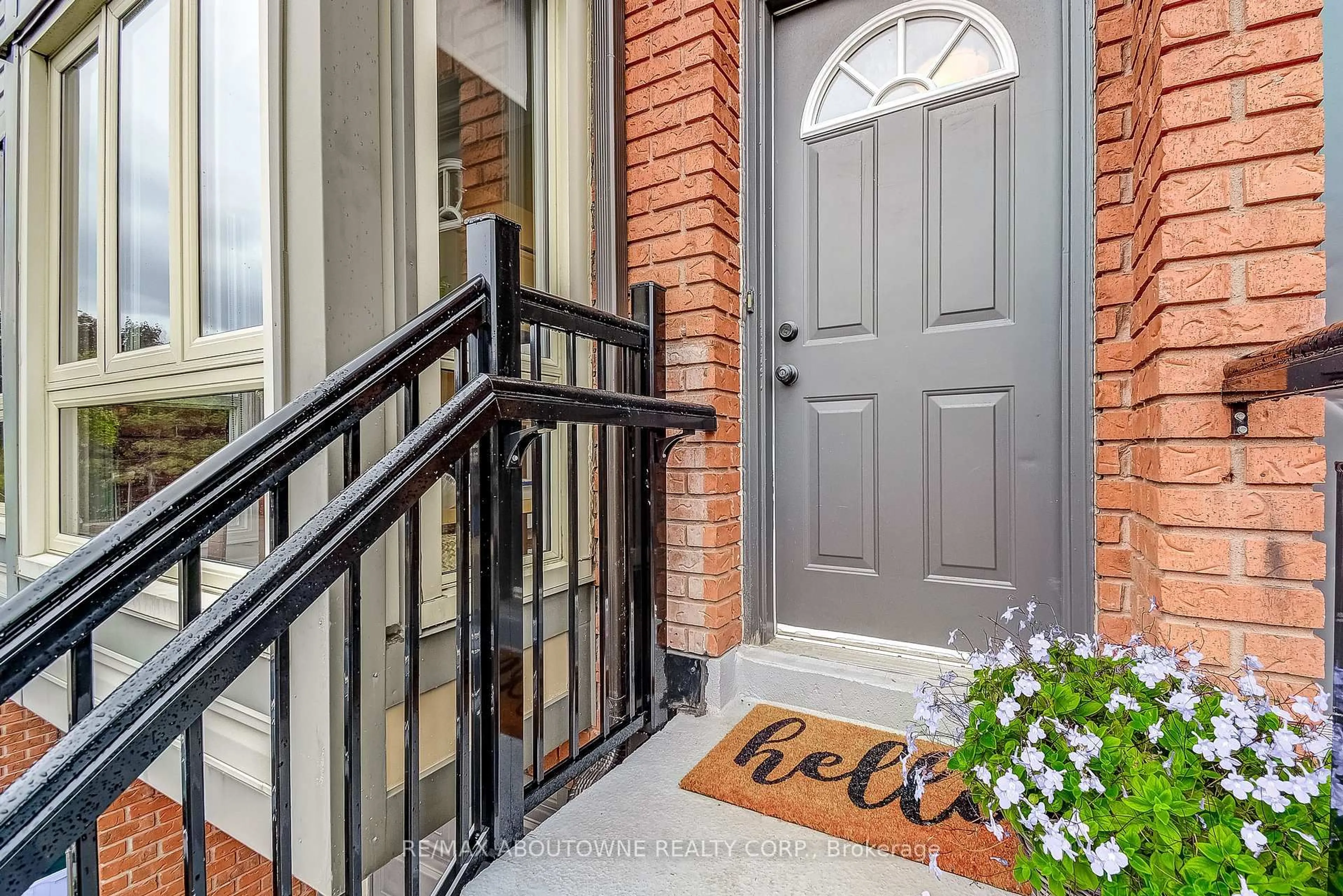 Indoor entryway for 895 Maple Ave #418, Burlington Ontario L7S 2H7