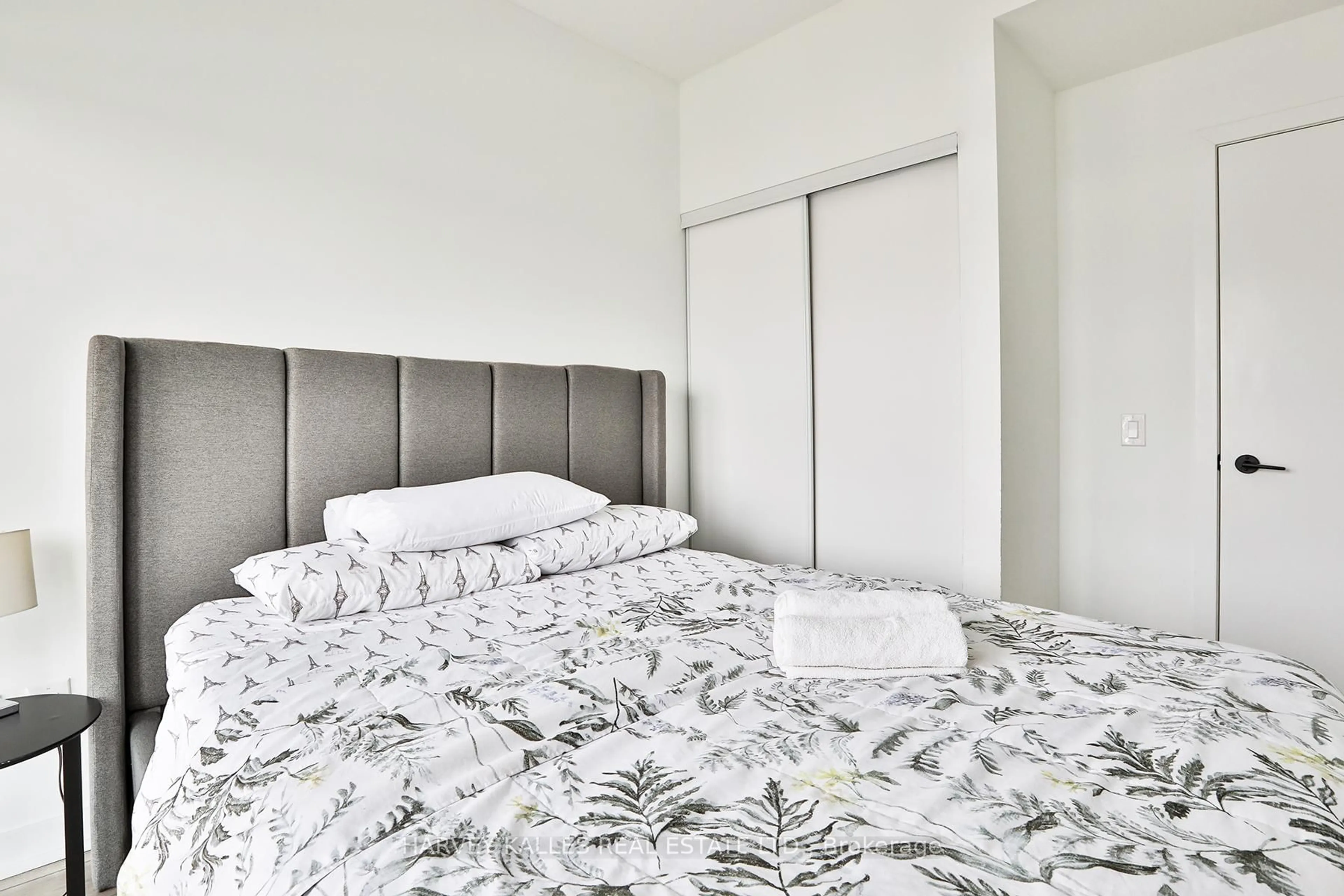 Bedroom with bed, unknown for 215 Lakeshore Rd #338, Mississauga Ontario L5H 1G5