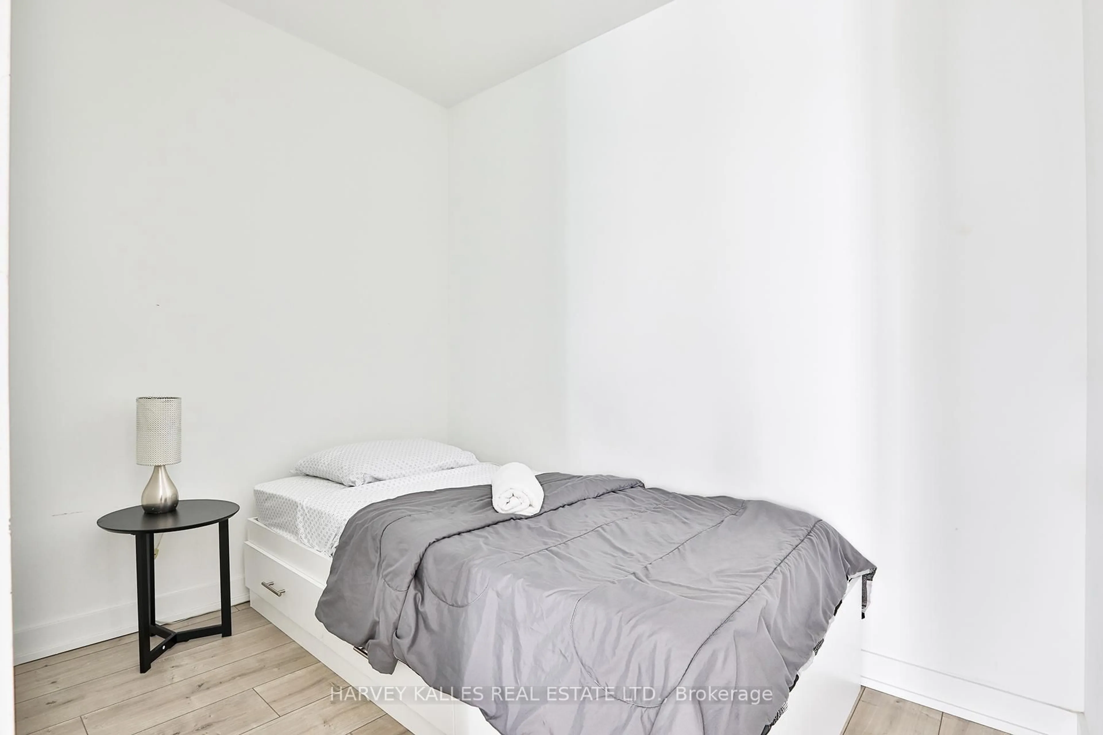 Bedroom with bed, unknown for 215 Lakeshore Rd #338, Mississauga Ontario L5H 1G5