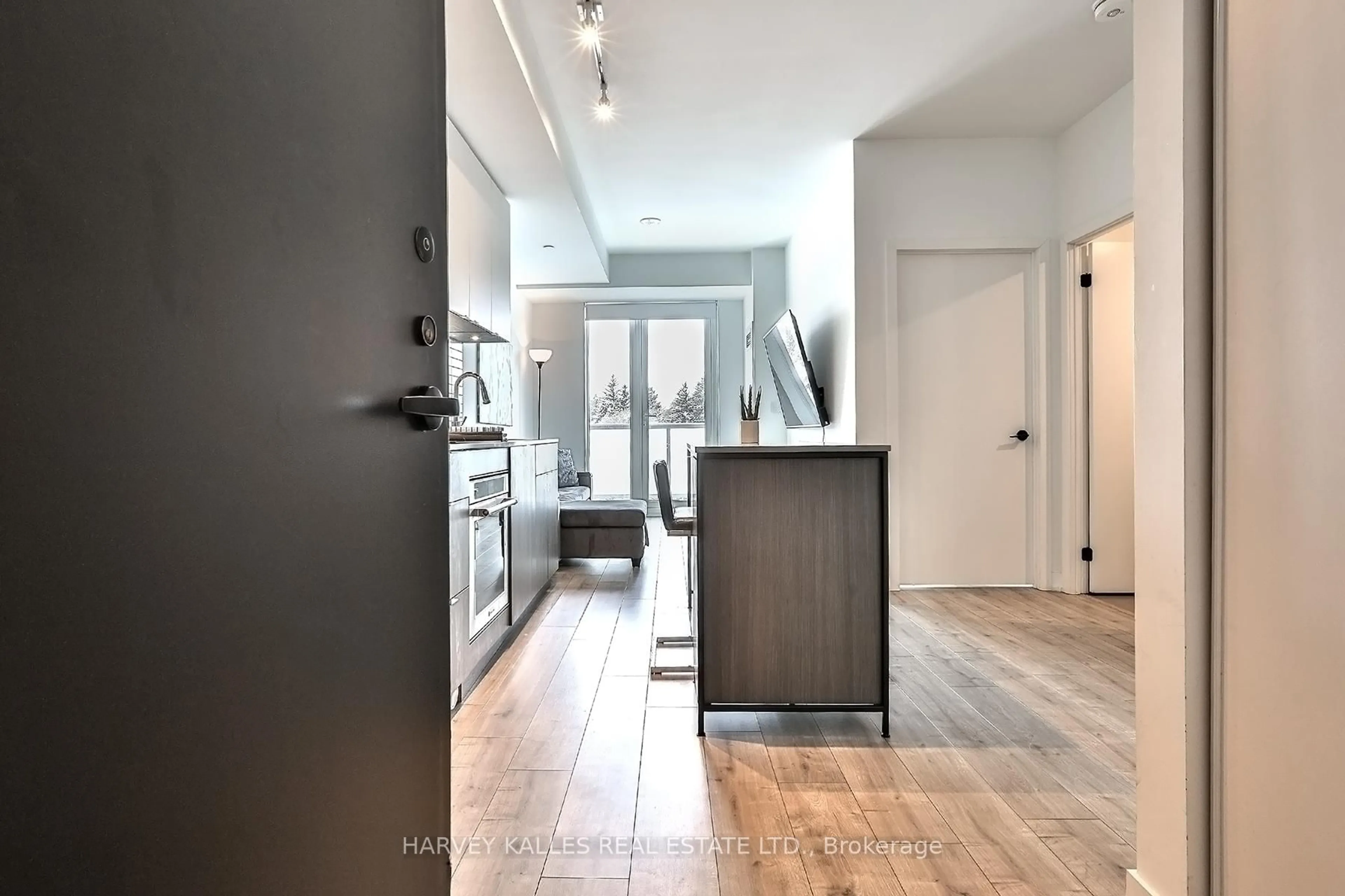 Indoor entryway for 215 Lakeshore Rd #338, Mississauga Ontario L5H 1G5